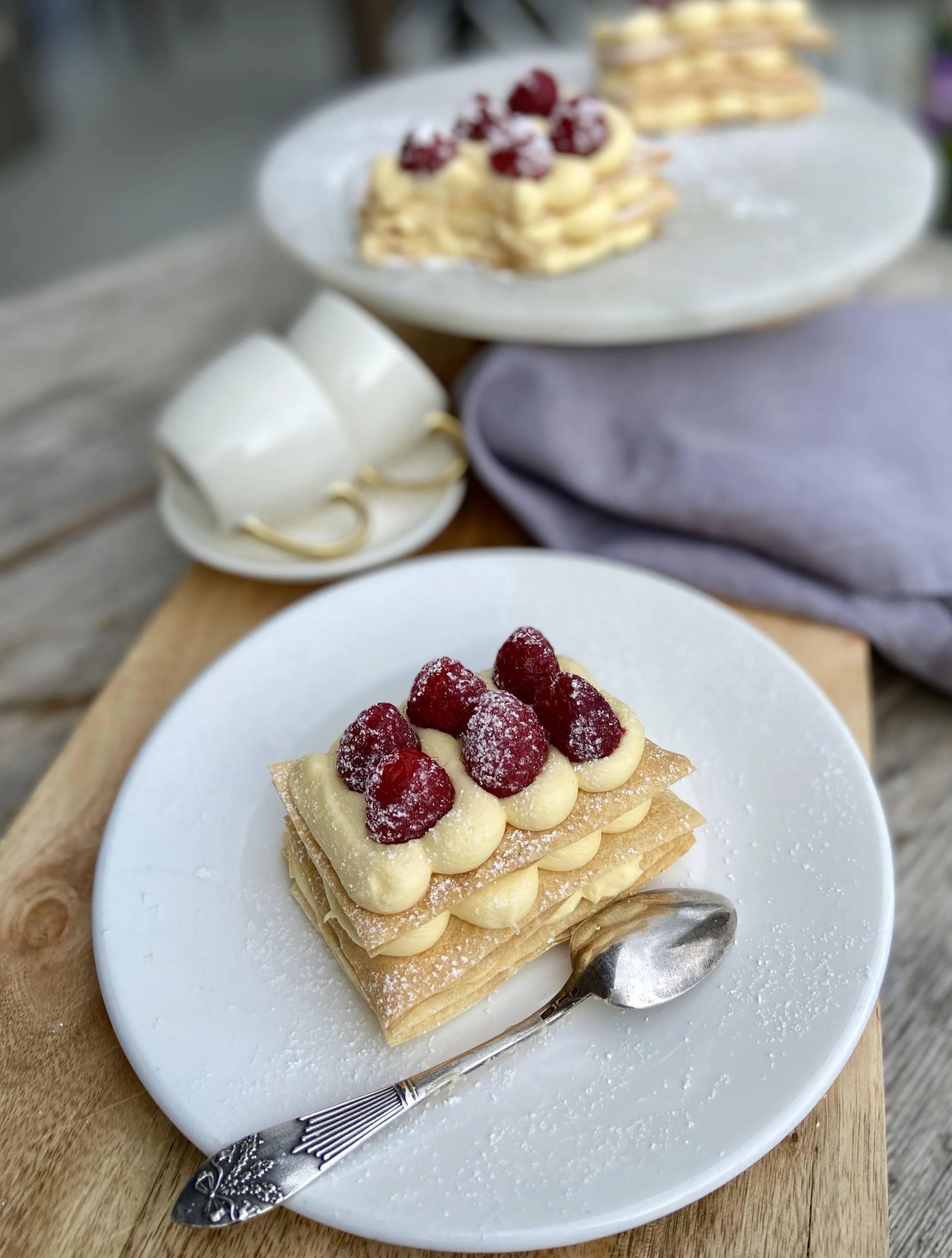 Filo mīklas un vārītā krēma Napoleona kūciņas