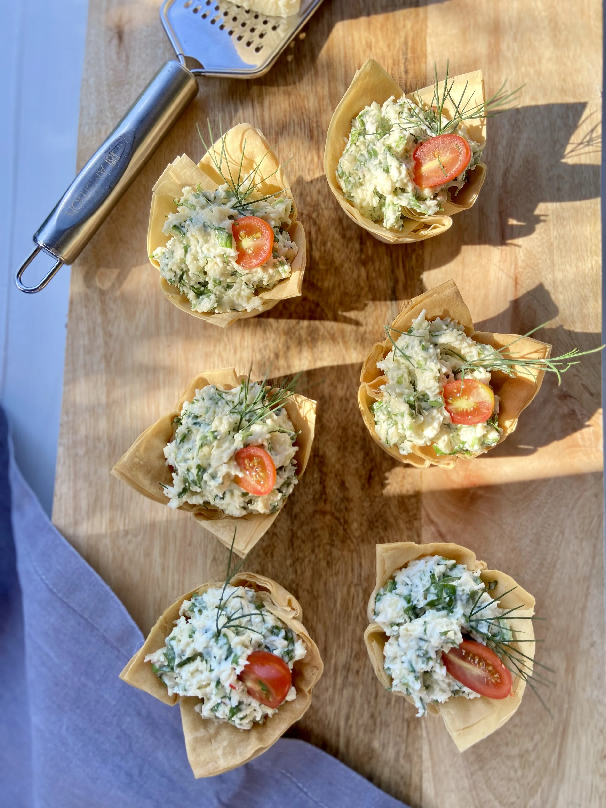 Filo mīklas un siera salātu groziņi