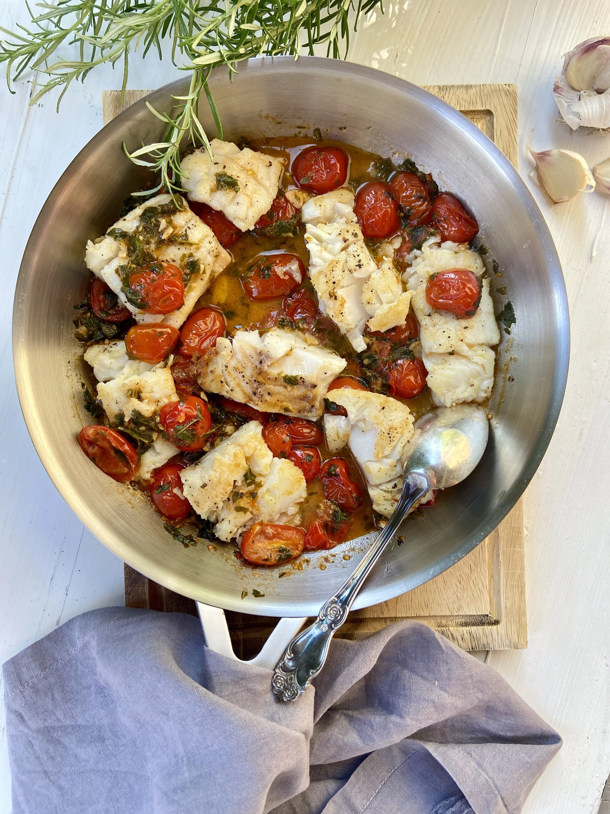 Mencas fileja tomātu un vīna mērcē