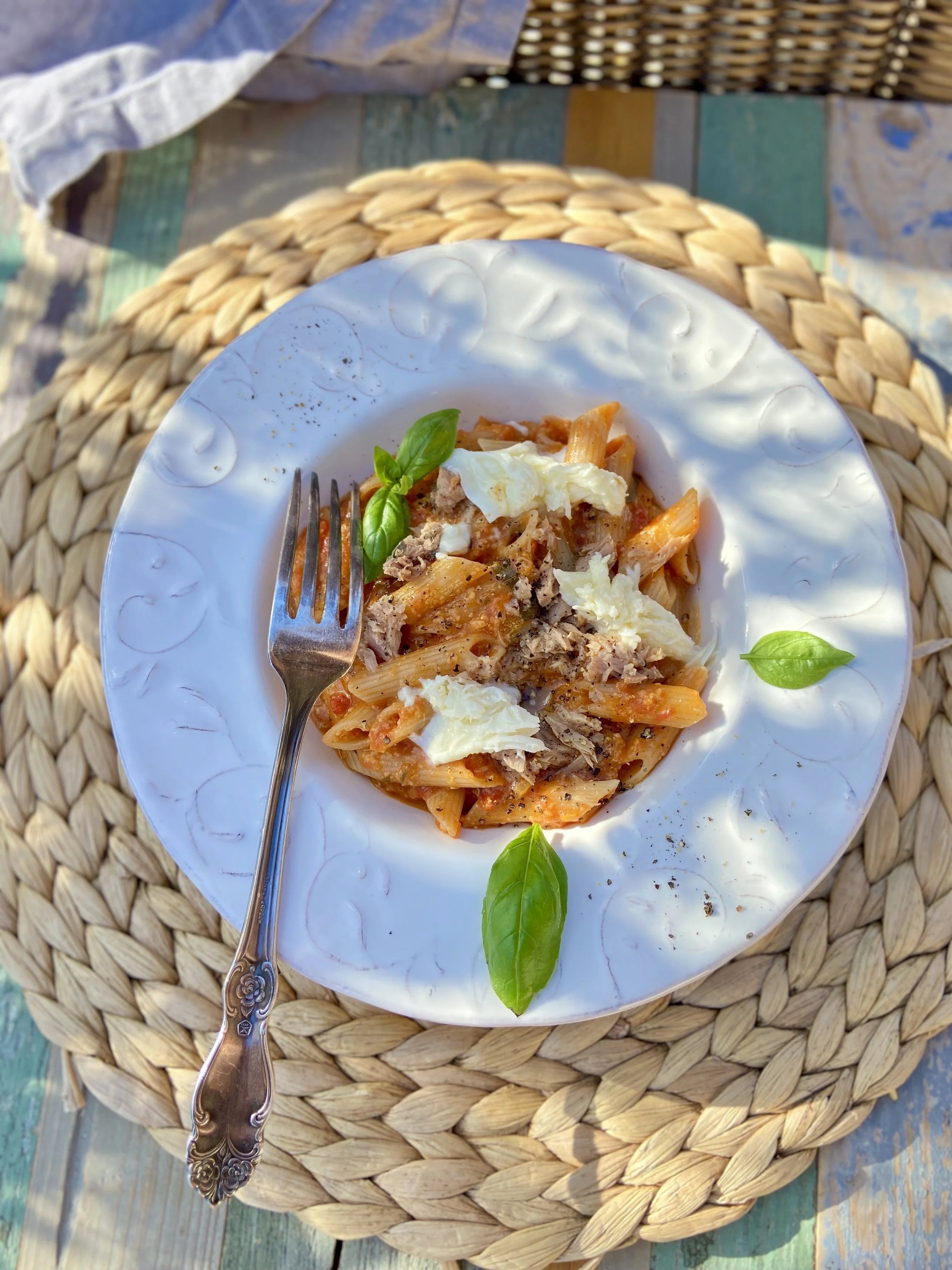 Penne ar tomātiem un tunci