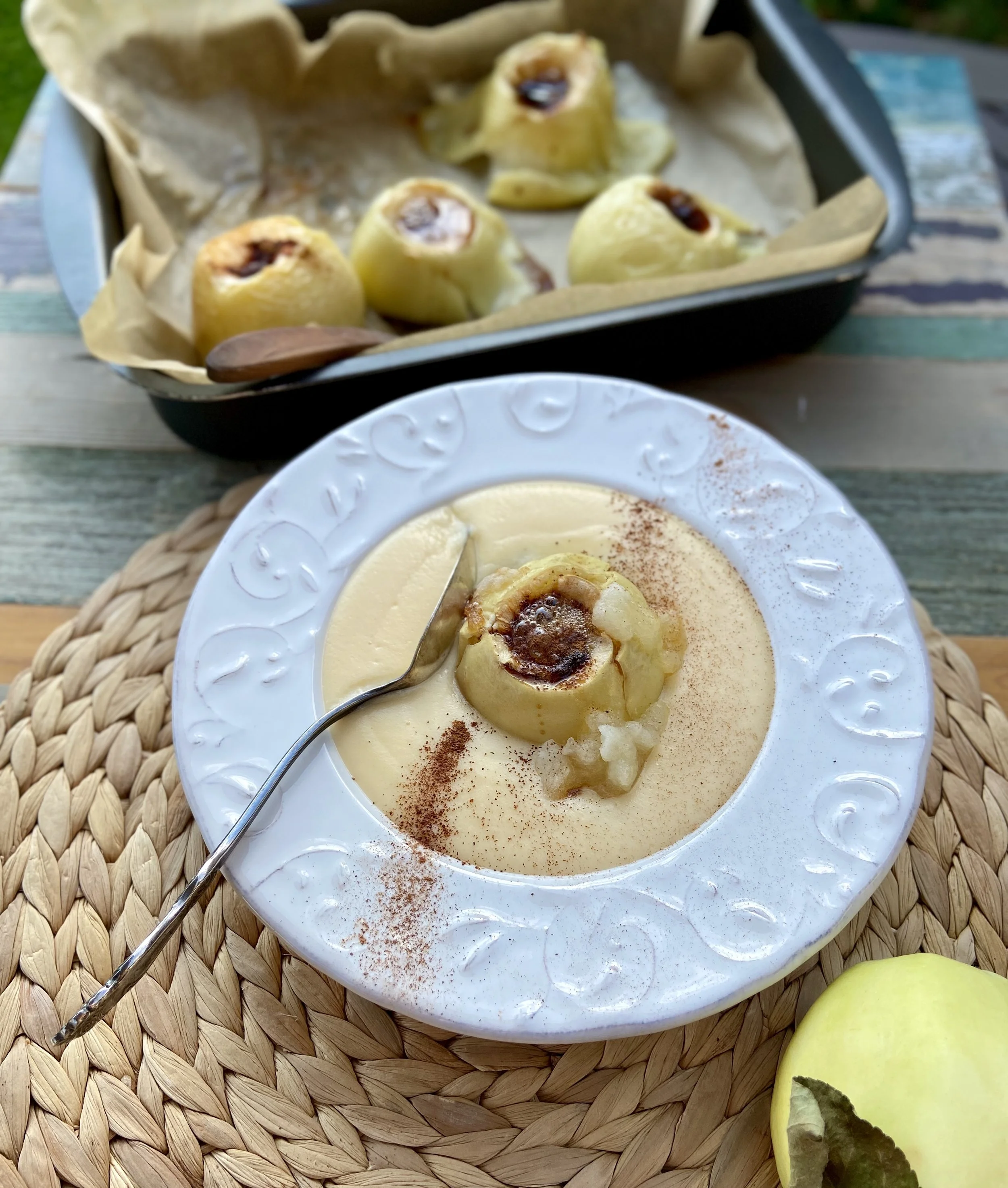 Cepeškrāsnī cepti āboli ar vaniļas mērci