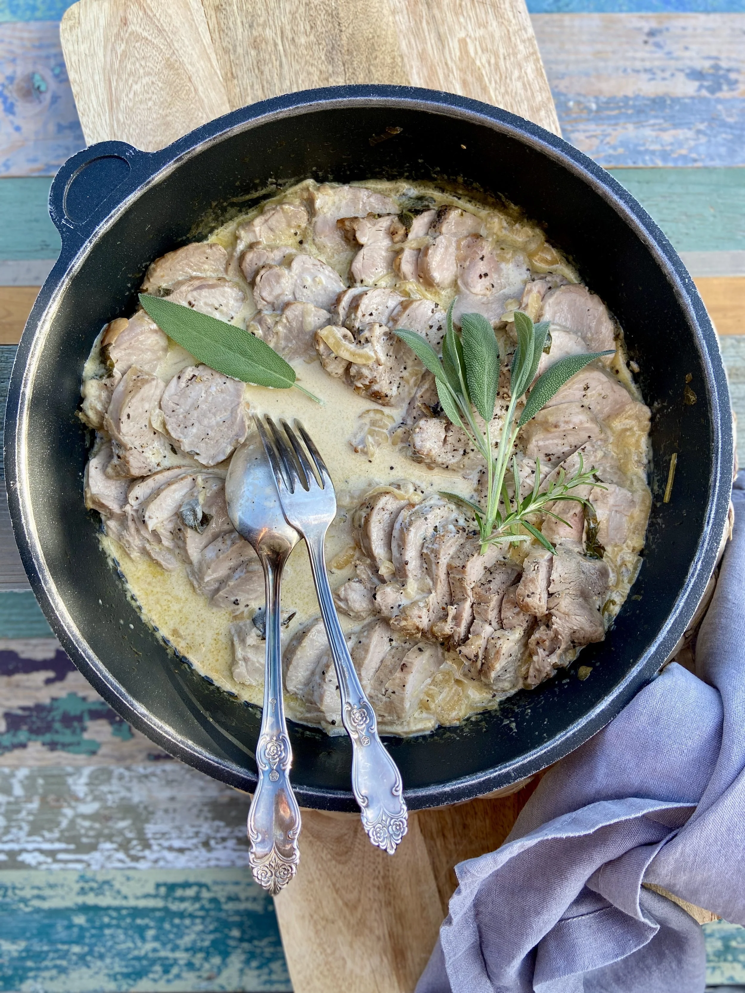 Cūkgaļas filejas vīna un saldā krējuma mērcē