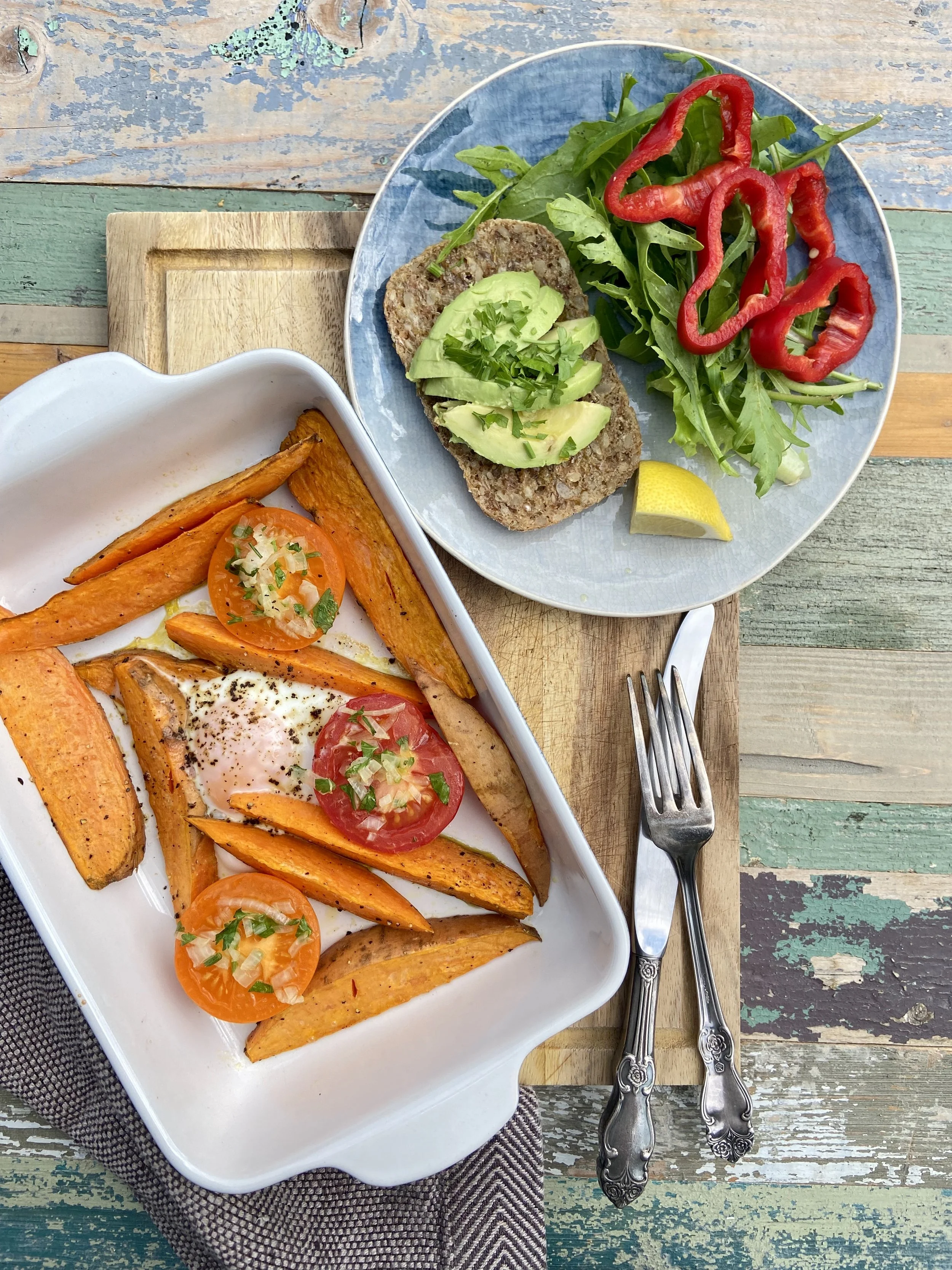 Cepts saldais kartupelis ar tomātiem un olu