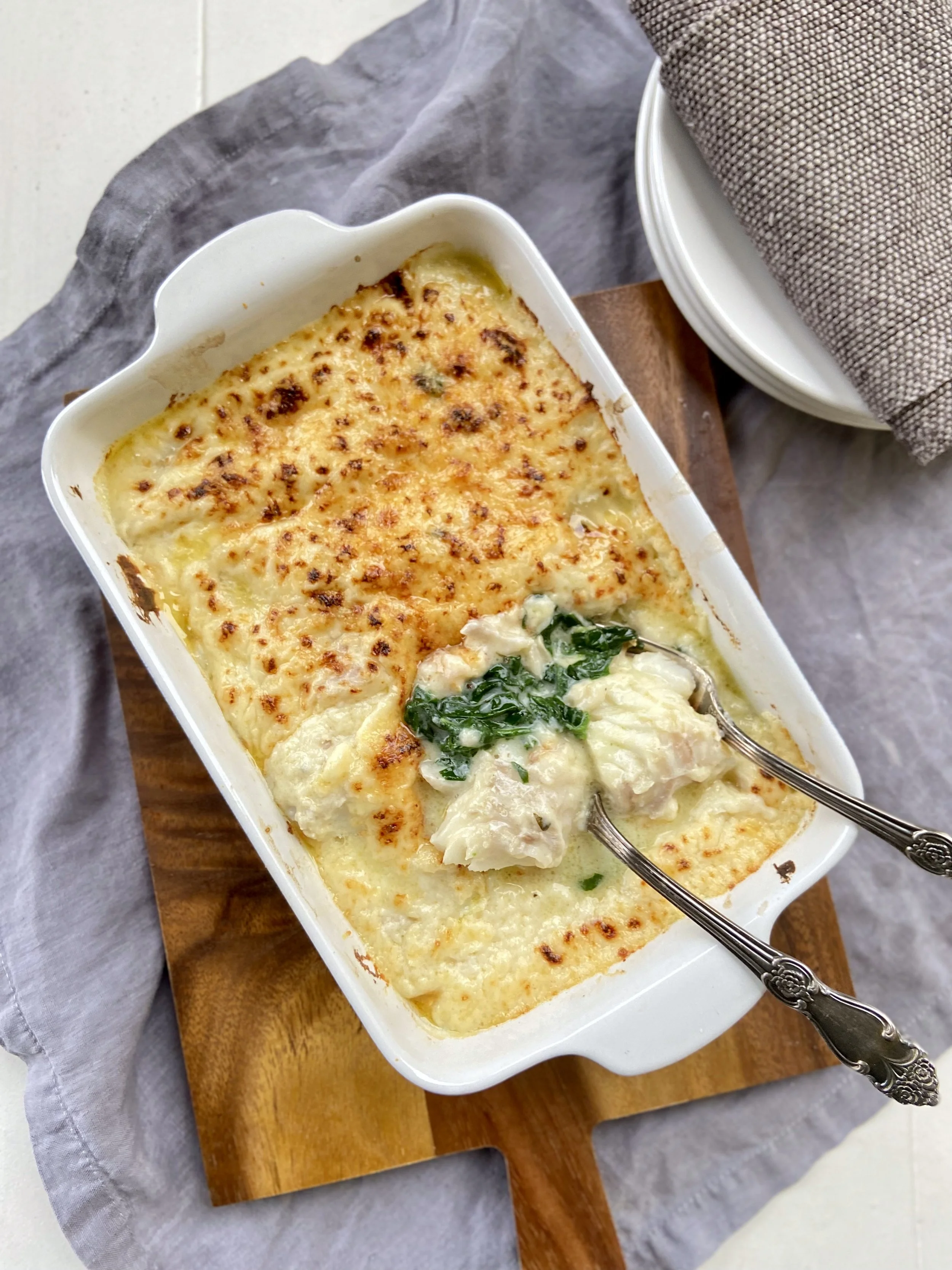 Baltās zivs fileja vīna un siera mērcē