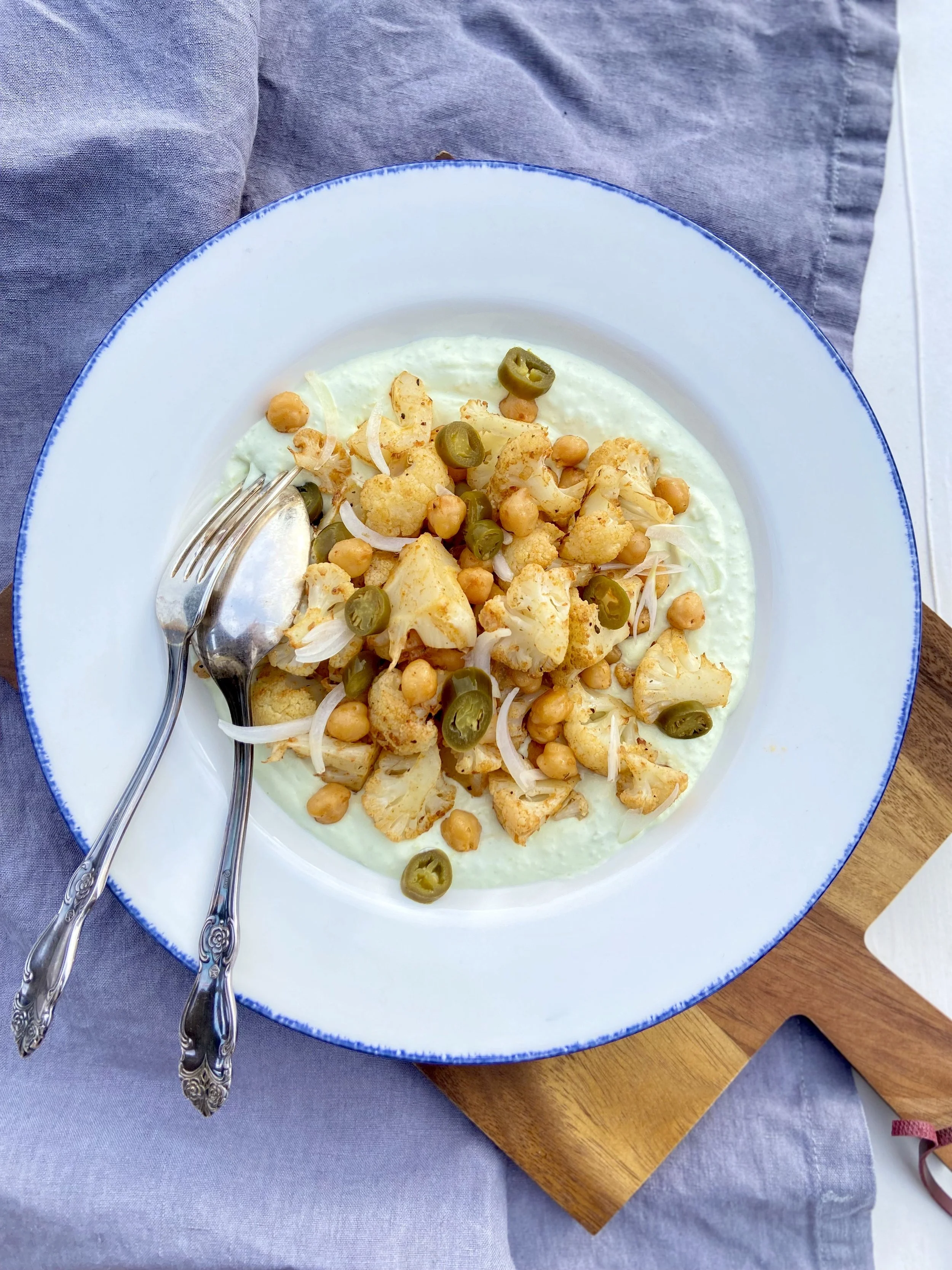 Cepts ziedkāposts un turku zirņi ar avokado mērci 