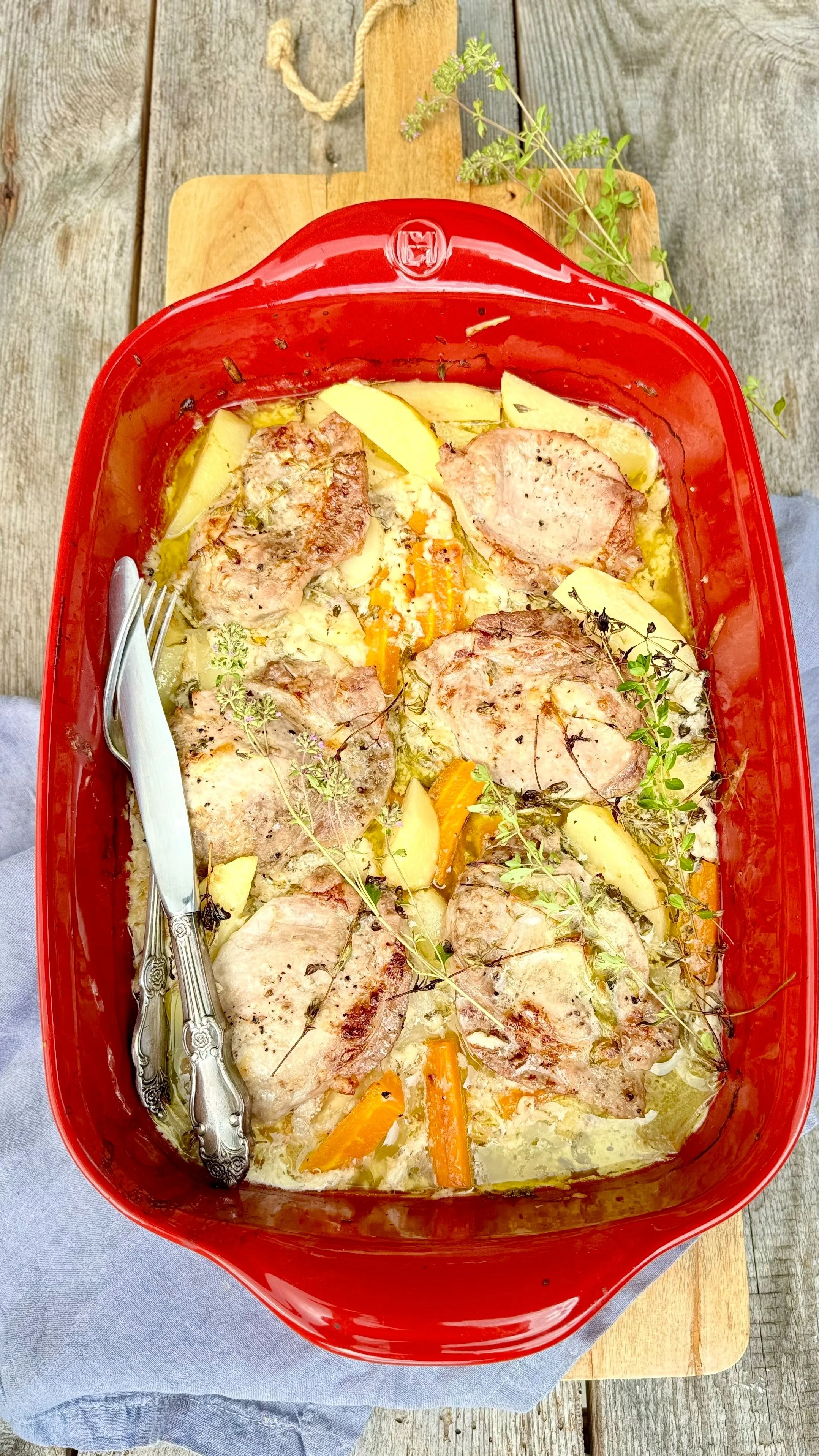 Cūkgaļas karbonādes un kartupeļu sacepums