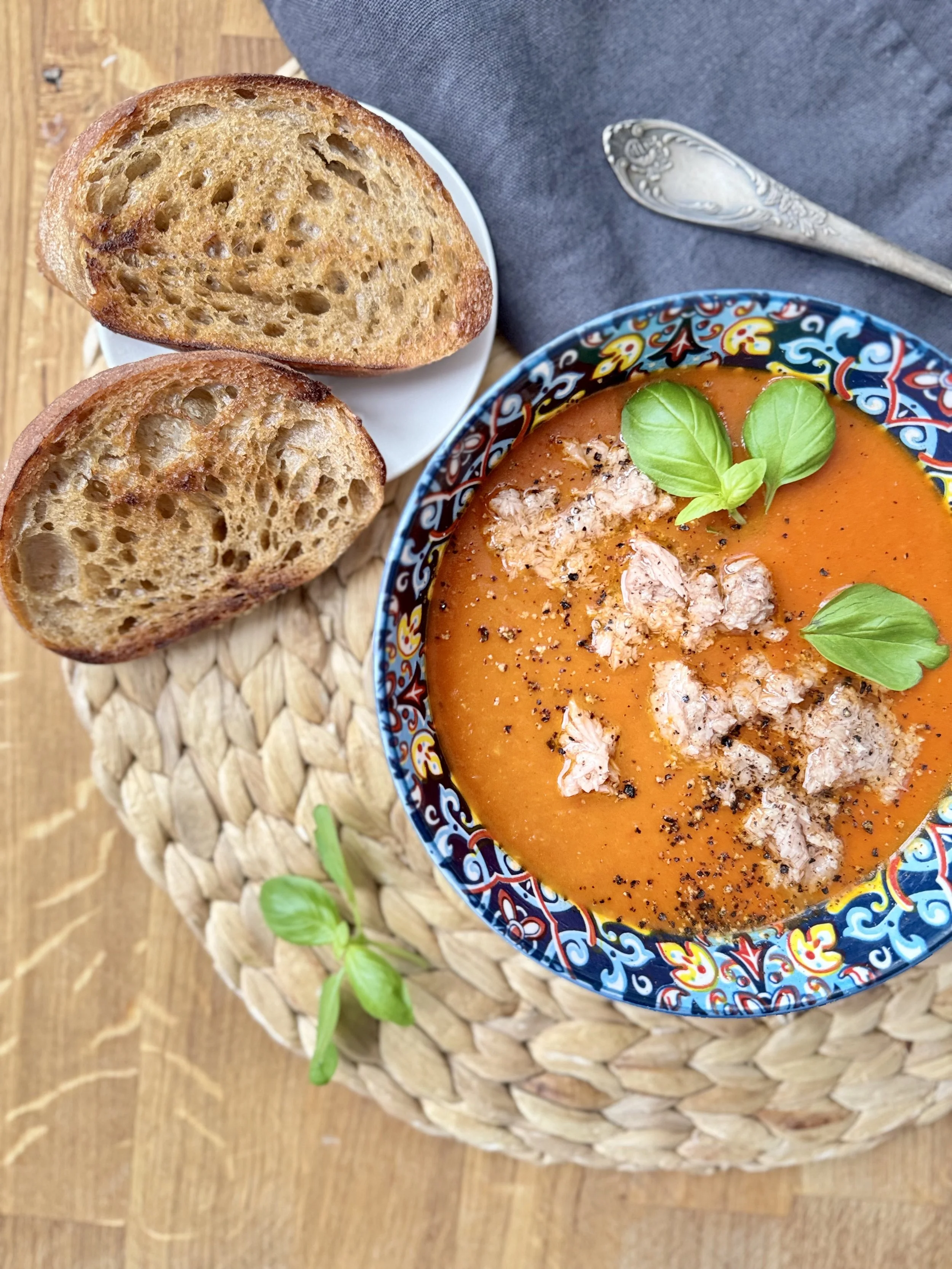 Tomātu un kokospiena krēmzupa ar tunci