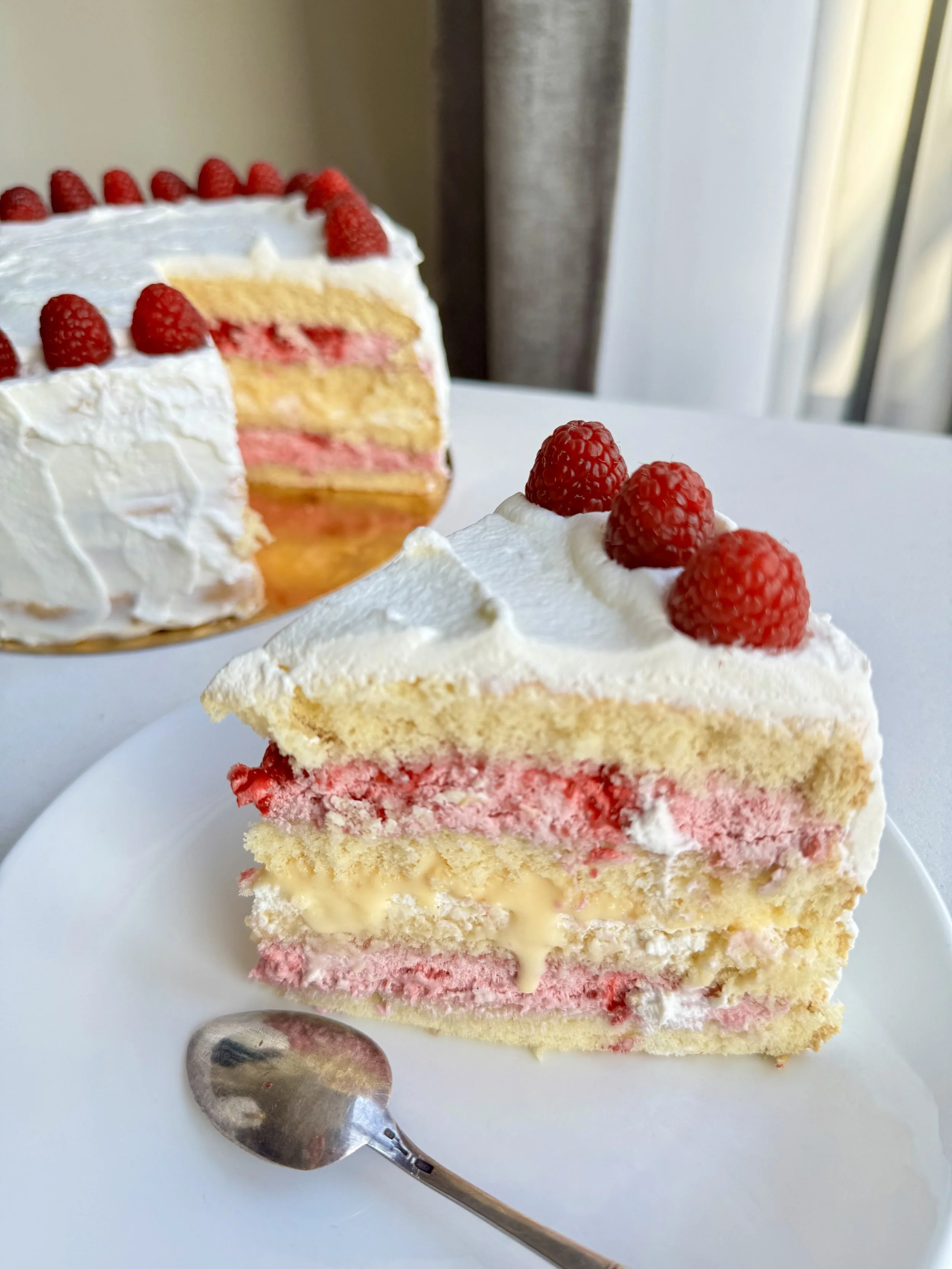 Biskvīta torte ar jogurta un aveņu krēmu 