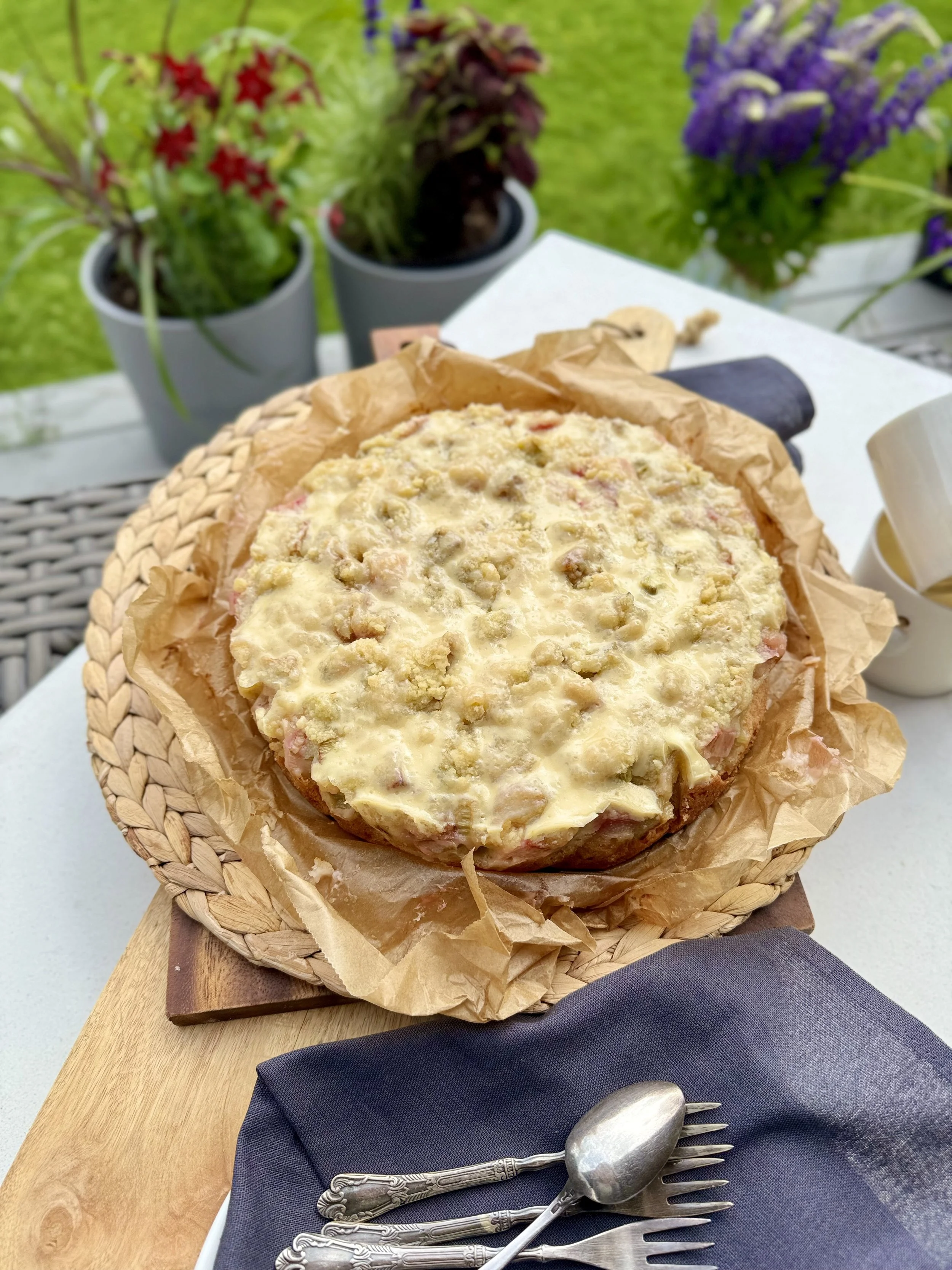 Rabarberu kūka ar drumstalām un skābo krējumu