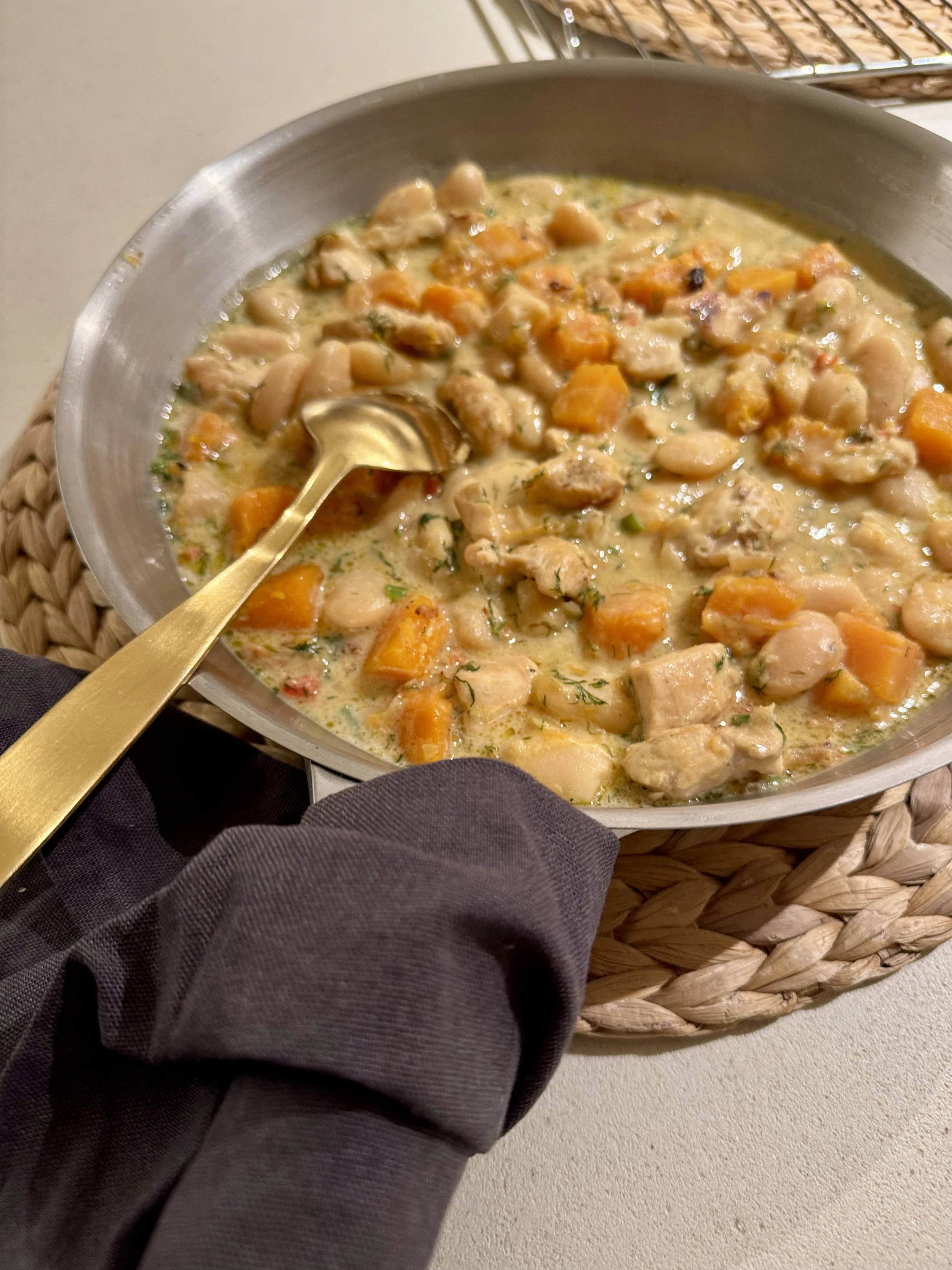 Vista ar pupiņām un ķirbi krēmīgā mērcē