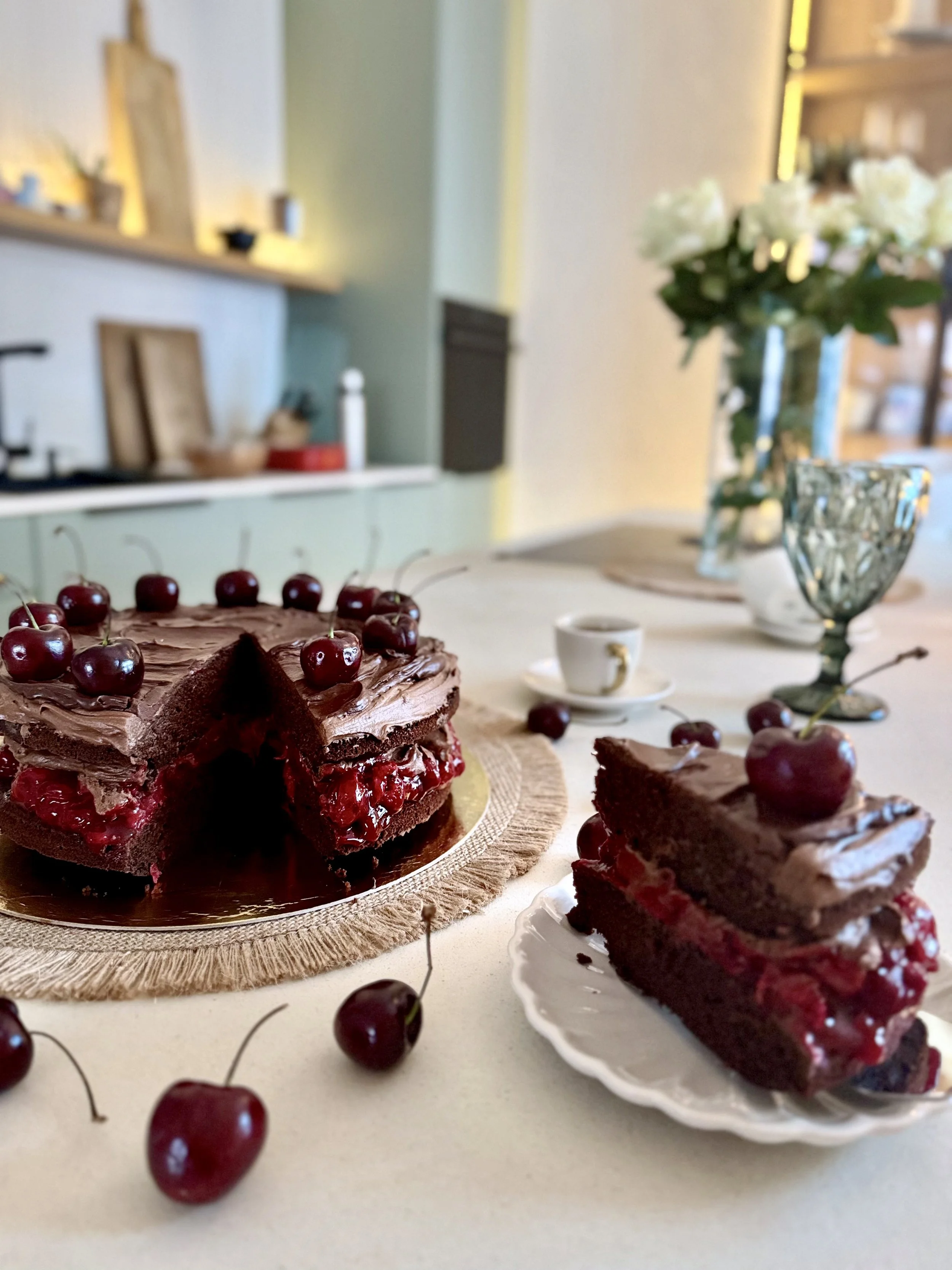 Šokolādes un ķiršu kūka