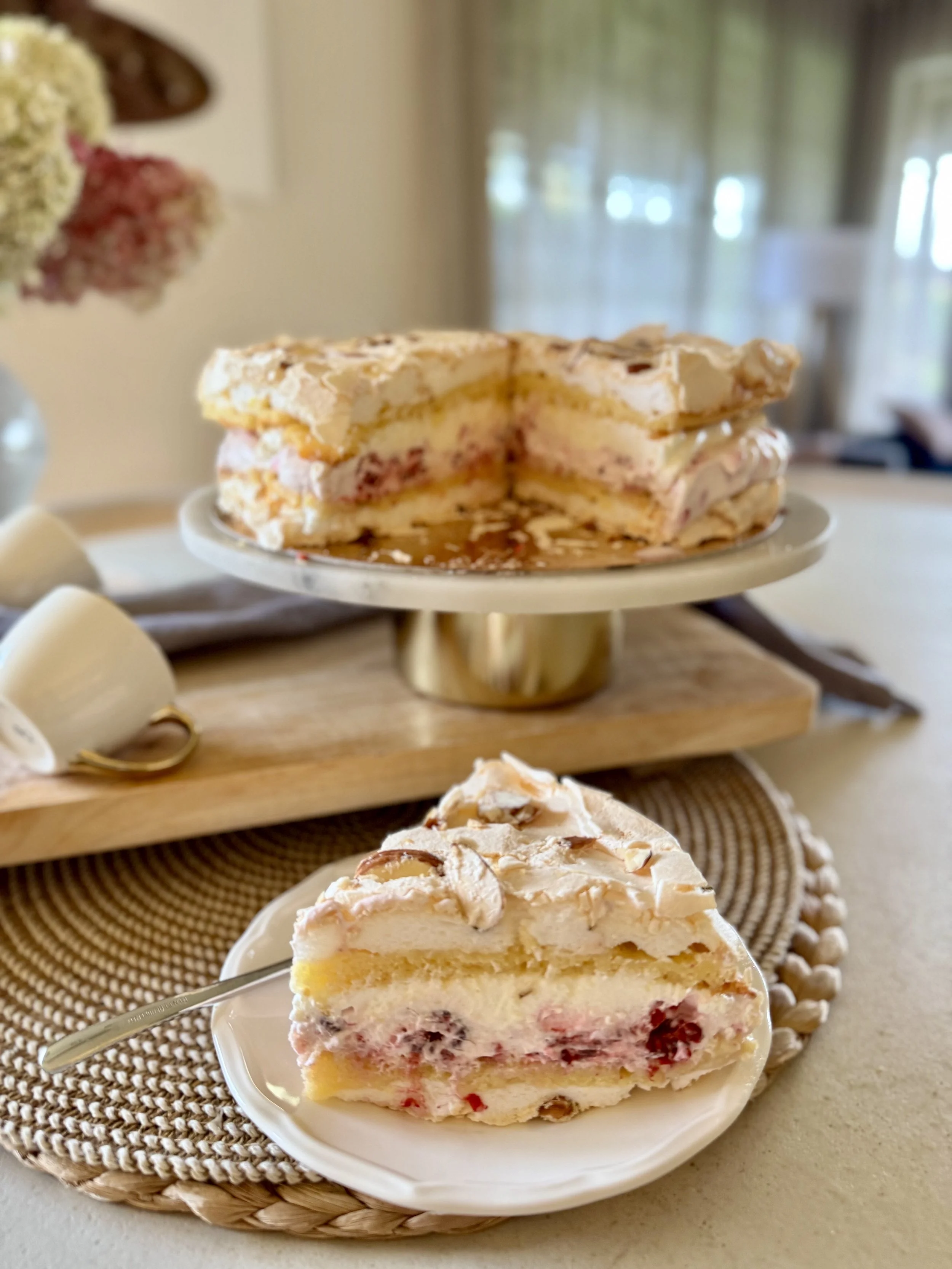 Meringa torte ar jogurta un aveņu krēmu