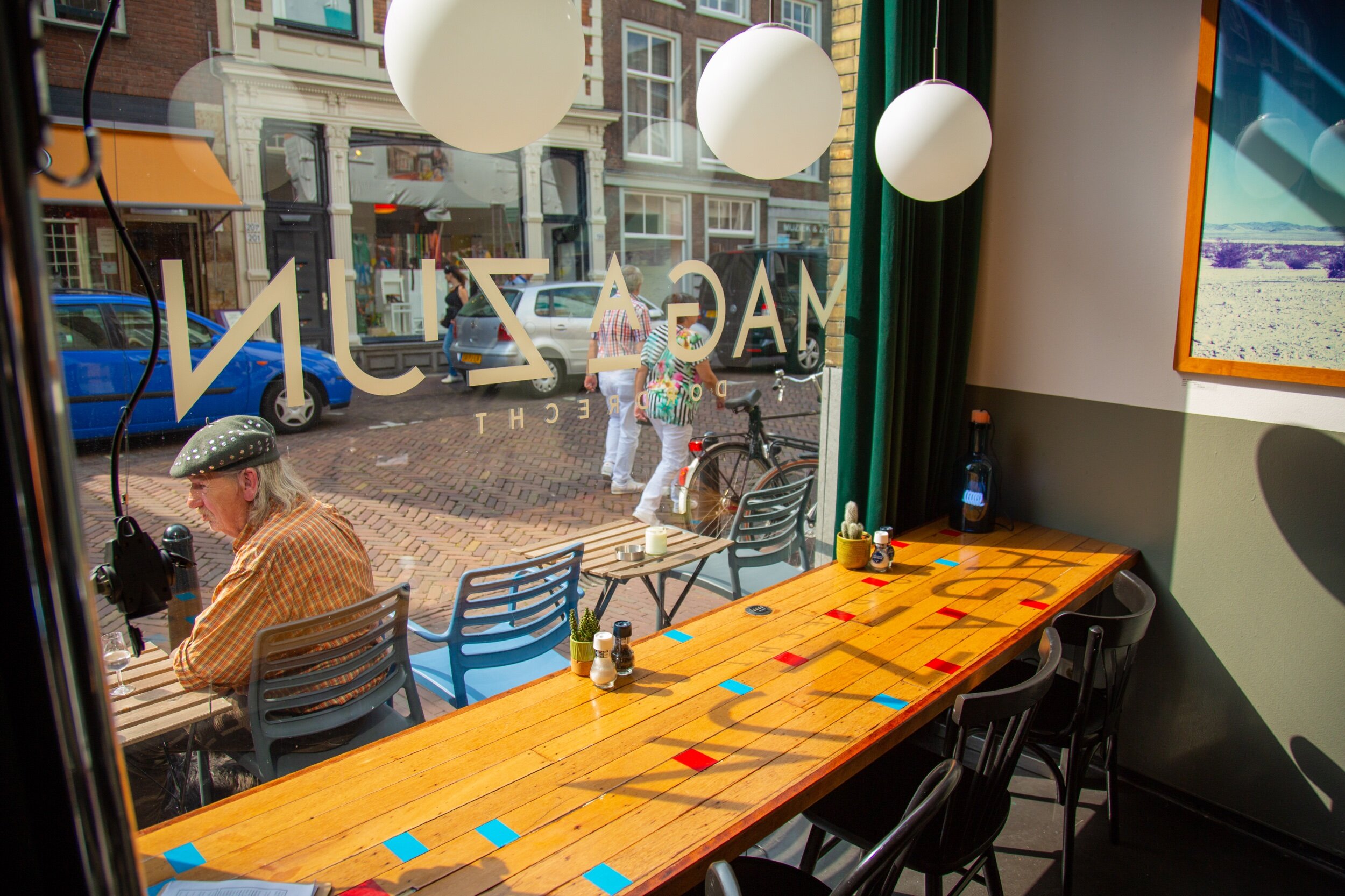 Overview van de etalage met een werkblad gemaakt van een oude gymvloer.