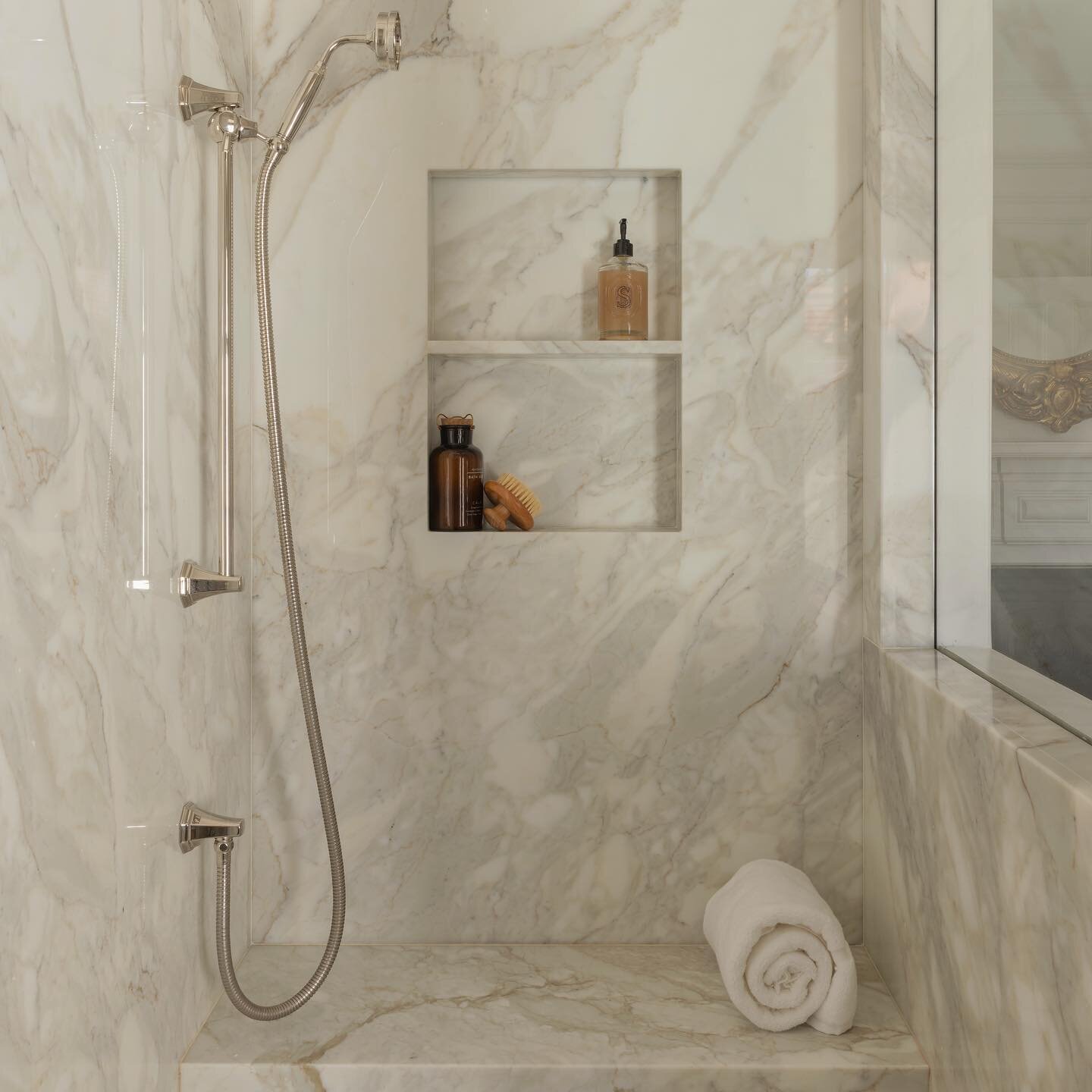 RISE &amp; SHINE! 
Happy Monday, let&rsquo;s have a great week. 
This is a little snap of the shower area in one of our latest projects. 😍