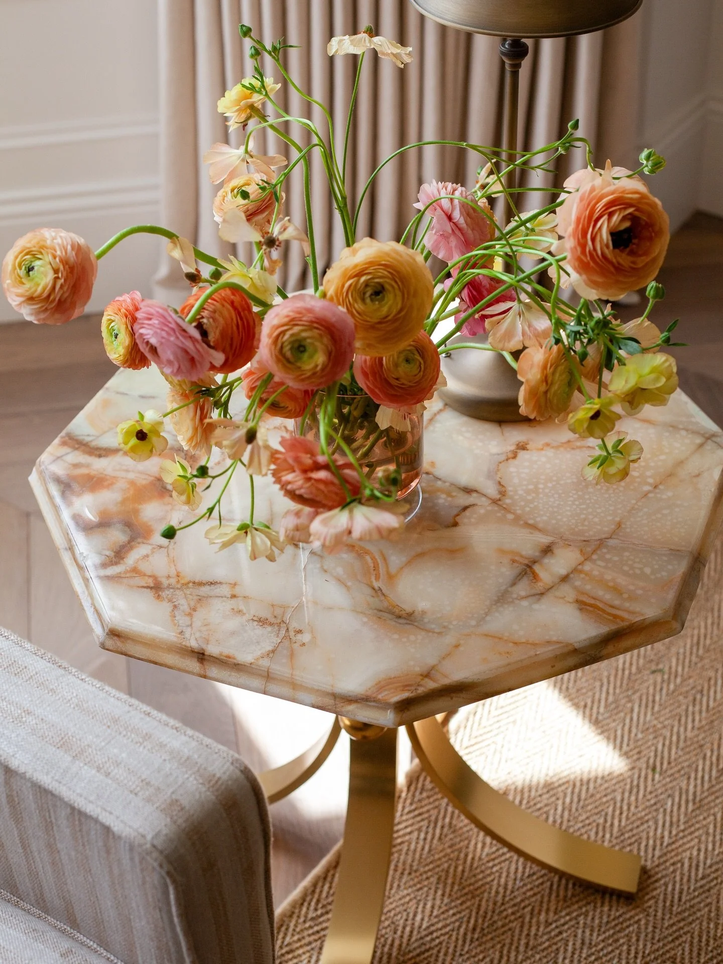 This vignette is from my Westview Residence project I completed last year, and it came back to me the moment the sunshine started pouring in again. Those soft peach and blush ranunculus by Sylvia @bellabotanica sitting perfectly on the show stopping 