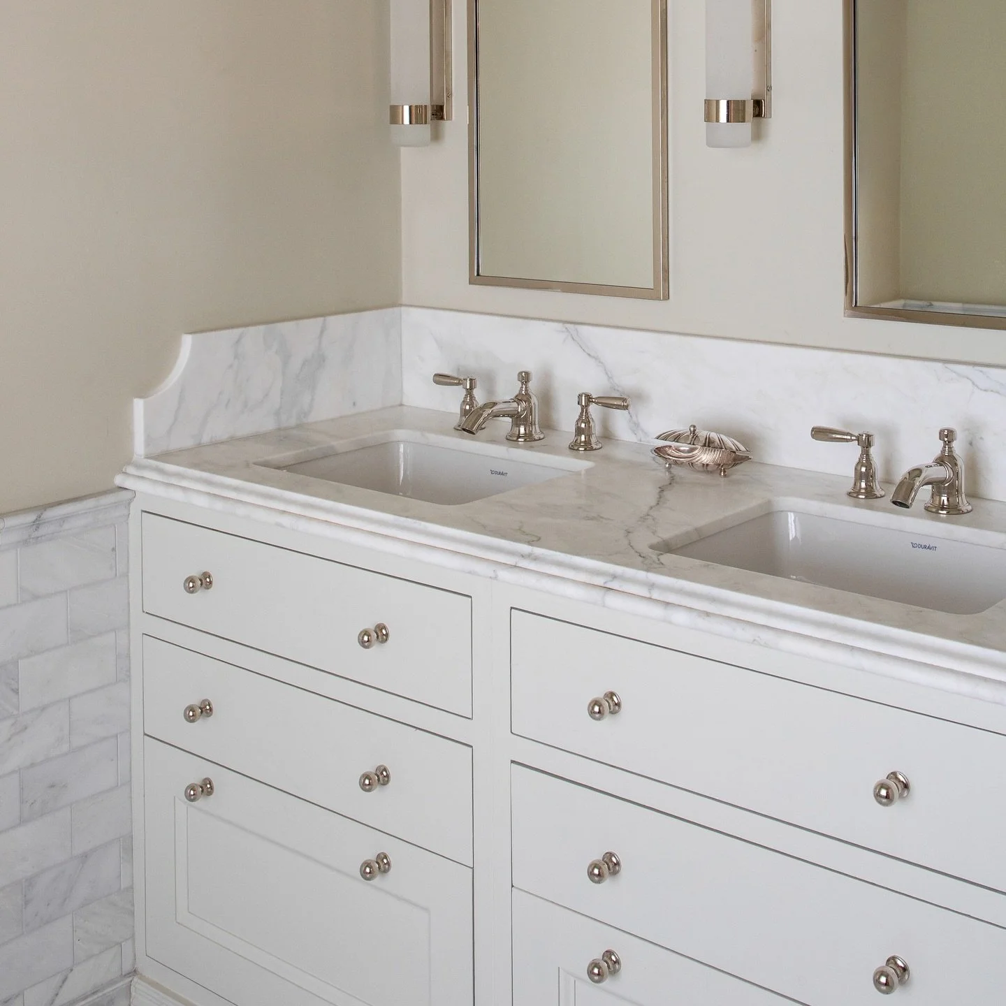 Double vanity unit with nickel fittings and a marble countertop. 🛁 🫧 🫧