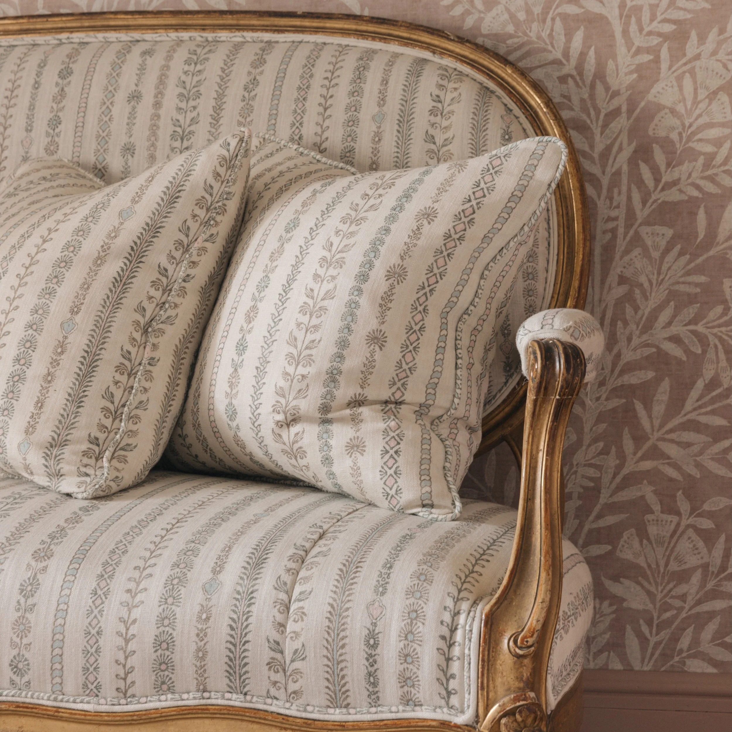 Pattern on Pattern 💕 
Mixing pattern doesn&rsquo;t have to feel overwhelming. By keeping the palette soft and tonal, this reupholstered antique sofa and Lewis &amp; Wood wallpaper sit beautifully together, adding warmth, depth and quiet elegance to 