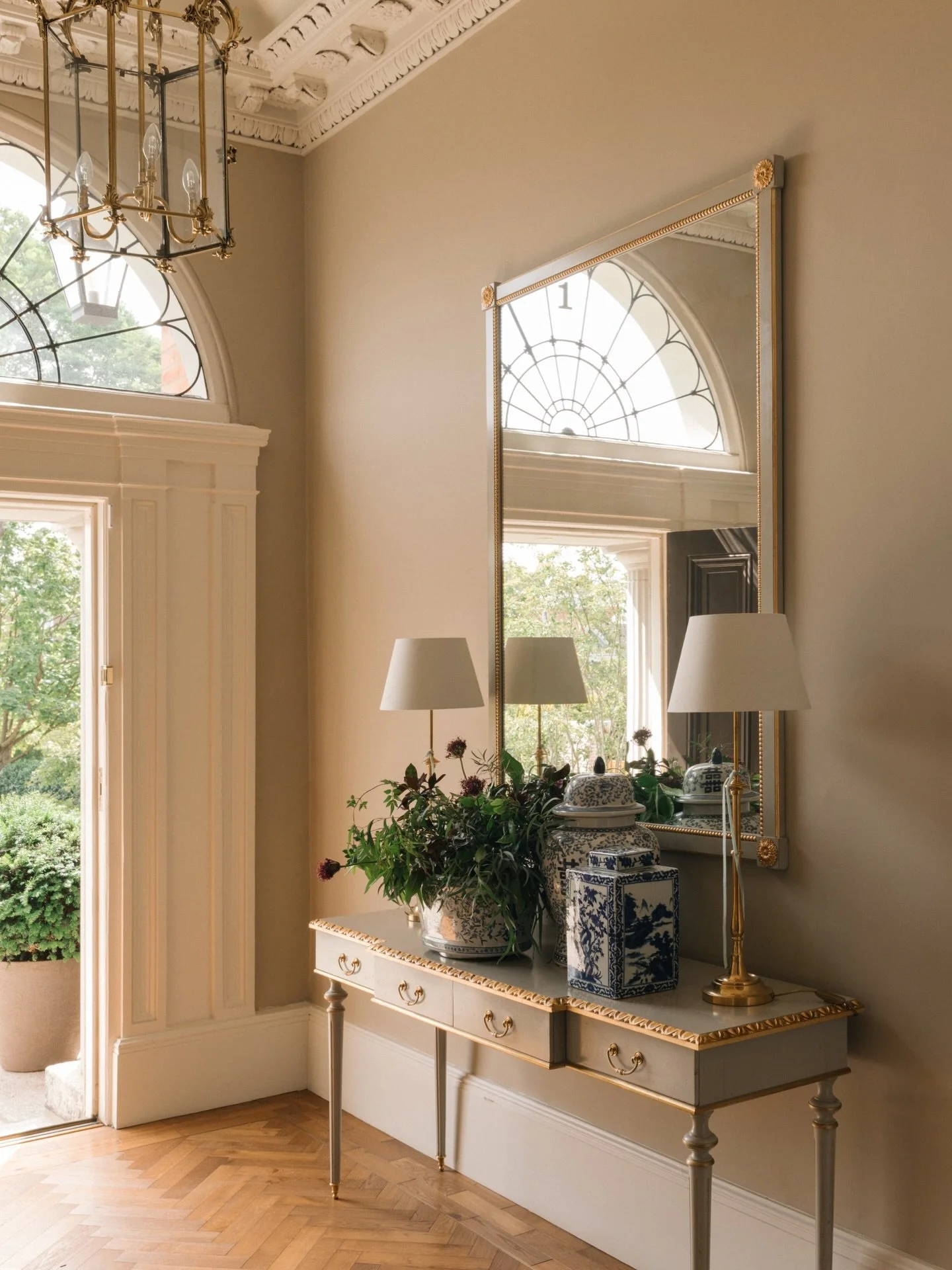 You never get a second chance to make a first impression&hellip;
An elegant entrance hall designed to set the tone for this beautiful home.

#homedesign #homedecor #homesofinstagram #myscoutandnimble