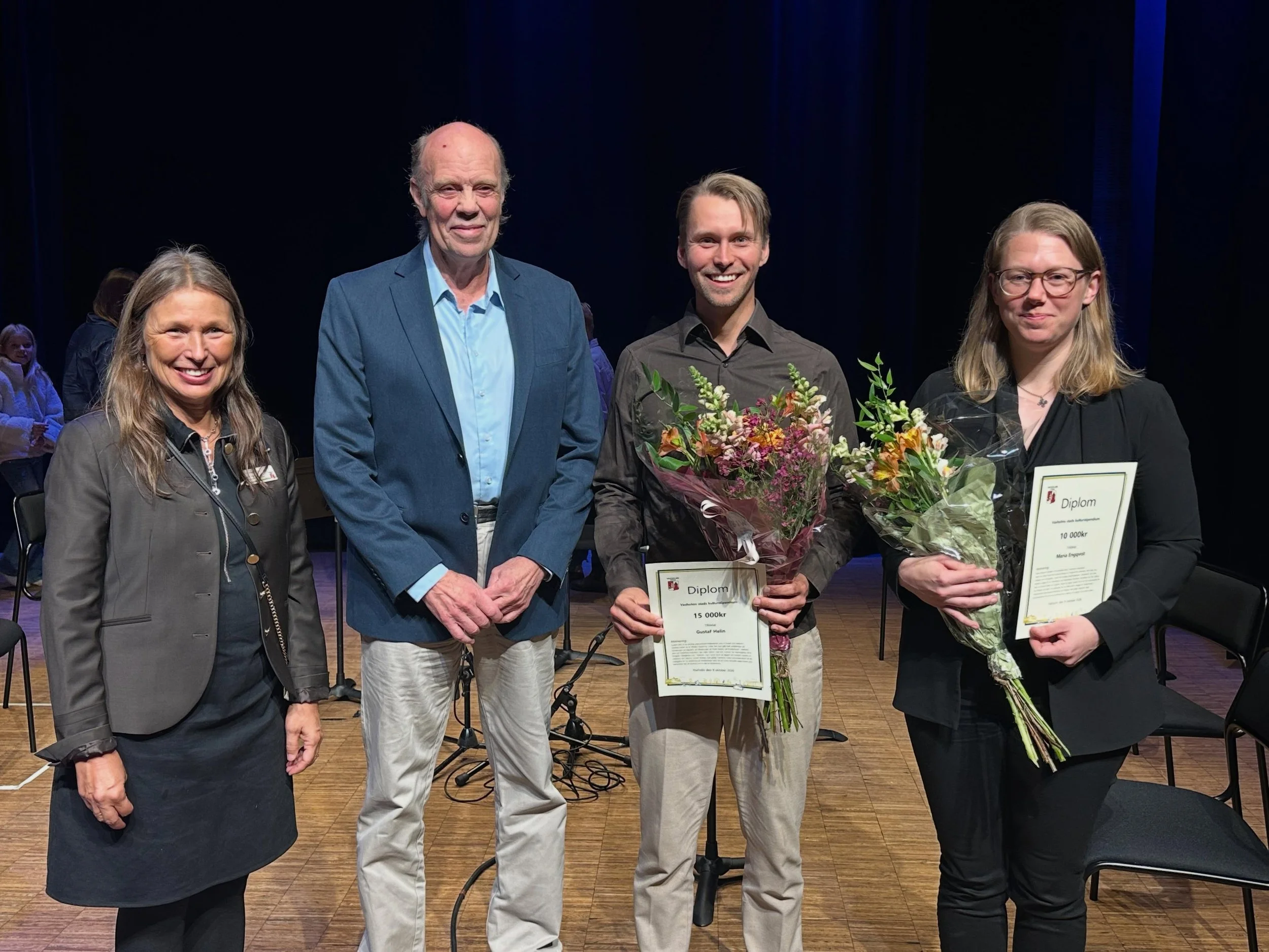 Mycket &auml;rad och glad &ouml;ver att idag ha tilldelats Vaxholms kulturstipendium!
Fler av mina tavlor &auml;r nu utst&auml;llda i Vaxholms bibliotek, d&auml;r man kan se &rsquo;Stillheten&rsquo; tills nu p&aring; m&aring;ndag, innan den skeppas t