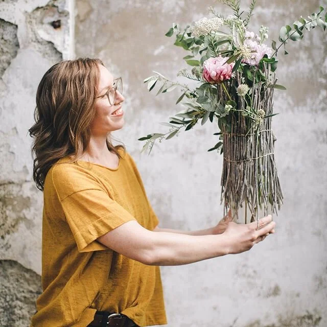 | Onlineworkshop | | Unsere Blumenbox Sommer 2020 kommt morgen raus! Wir freuen uns so sehr unseren Onlineworkshop das erste Mal mit frischen Blumen an euch zu versenden. Kommt morgen vorbei, mit ein wenig Gl&uuml;ck, k&ouml;nnt ihr gleich eine Blume
