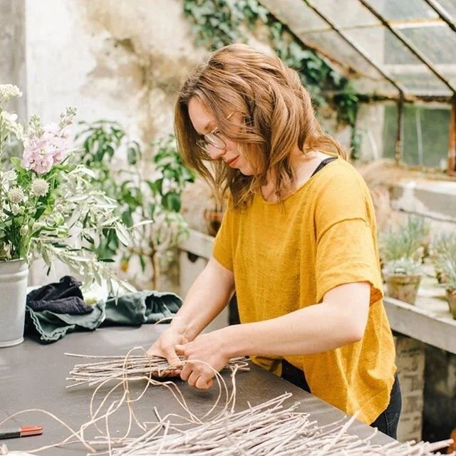 | Blumenseminar - English Tablesetting | | Am 2. Juli d&uuml;rfen wir in unserem Treibhaus wieder einen Workshop durchf&uuml;hren und es hat noch Pl&auml;tze frei!
An diesem Nachmittag erwartet euch einen spannenden Theorieteil zum Thema Proportionen