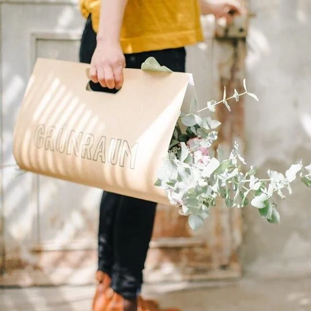 | flowers to go | | zum selbst behalten | zum verschenken |  f&uuml;r ins office | um freude zu haben | 📸 @sandramarusic 
#flowerstogo 
#flowerdelivery 
#schweizerblumen 
#flowersdiy 
#slowflowerbewegung 
#slowflowers 
#gruenraum_winterthur 
#blumen
