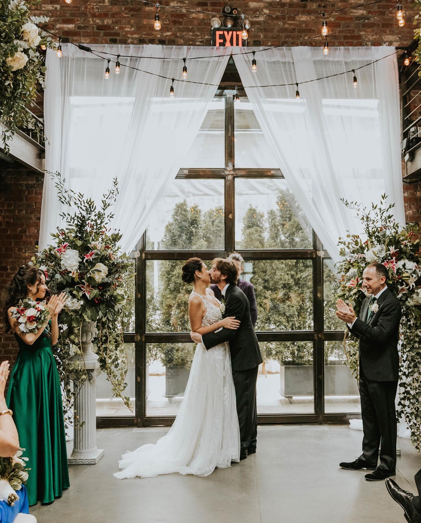 I wanna give a HUGE CONGRATULATIONS to these lovebirds 😍💛 Not only did they get to marry the love of their life, but they also survived 90 degree weather in May like PROS 🔥 Also shout out to my favorite venue @thefoundrylic can&rsquo;t wait to sho