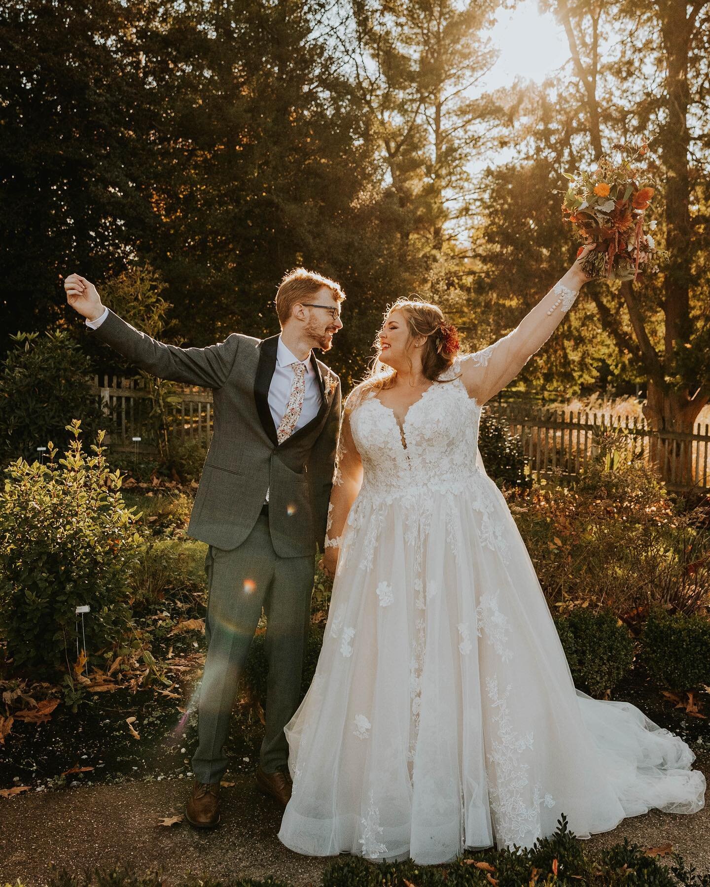 GOLDEN LIGHT + PUPPIES AT WEDDINGS + CUTE A** COUPLE = WHY I LOVE MY JOB😻
-
-
 Venue: @bartramsgarden
Florals: @lunariagardens
Dress: @bridalgarden
Hair: @sagedsalon
Makeup: @TheBeautyBarandLounge
Groom&rsquo;s + Suit: @theblacktux