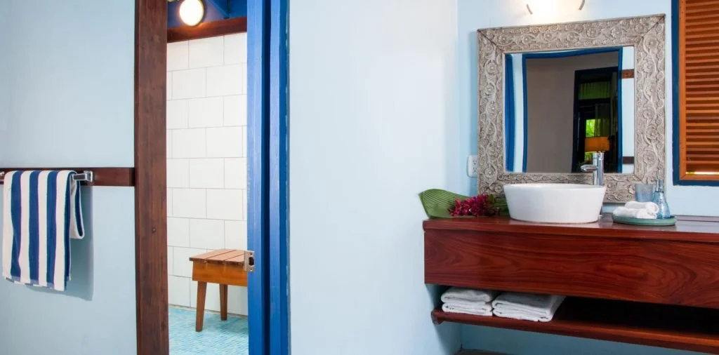 Room-8-TO-AC-Om-2.jpg