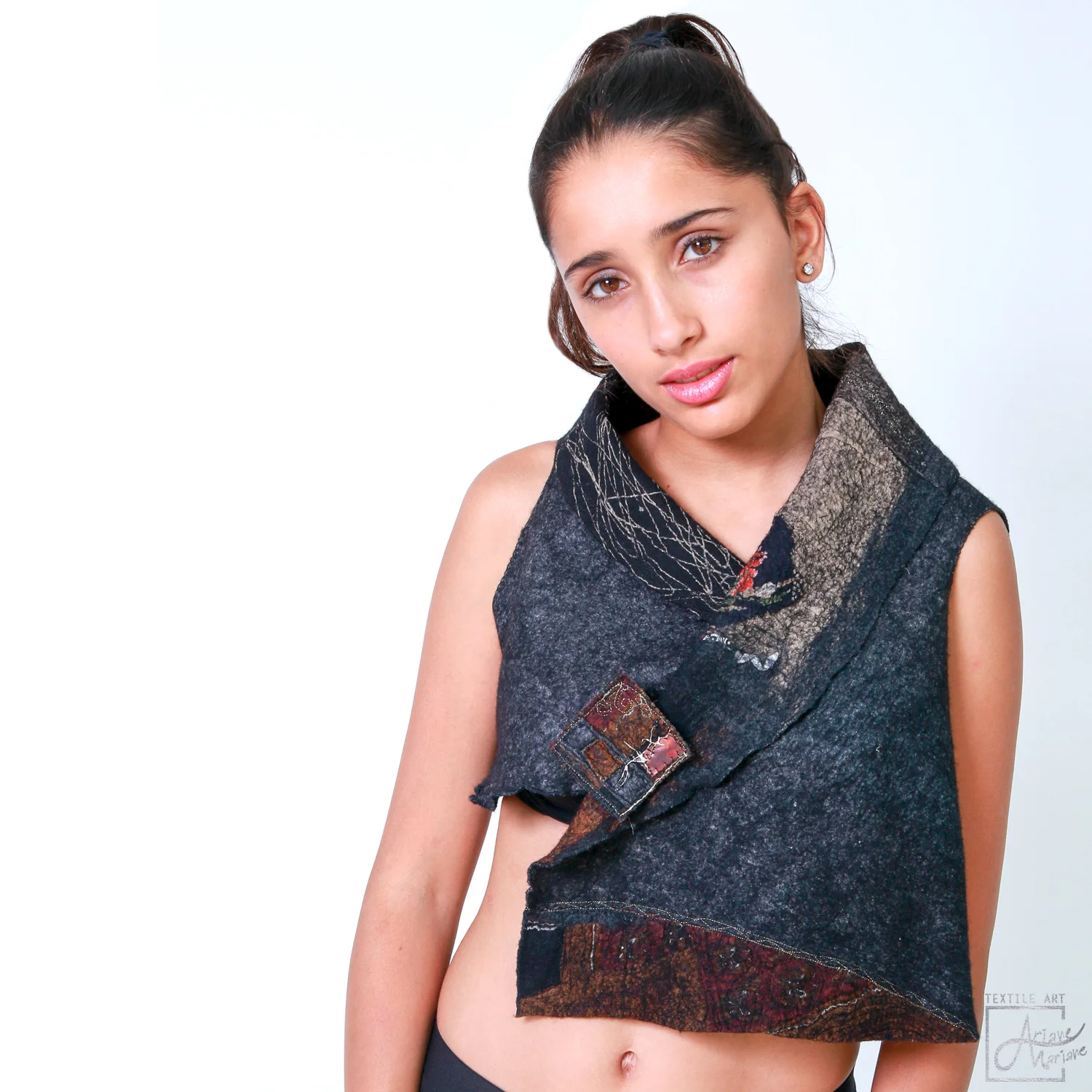 art-vest-gray-nunofelt-golden-dots-0236et.jpg