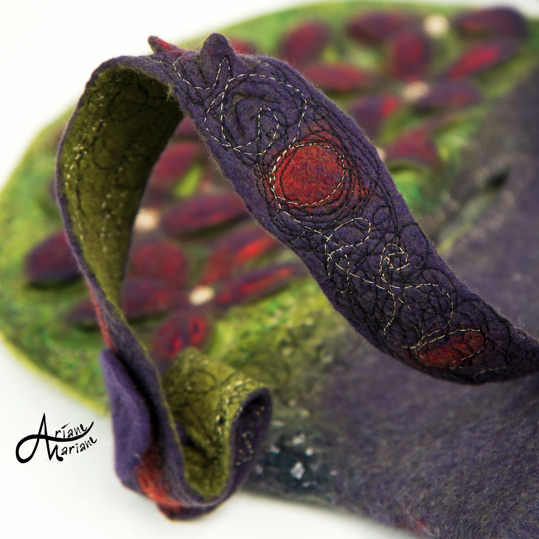 felt-design-woman-bag-embroidery-detail-handle.jpg