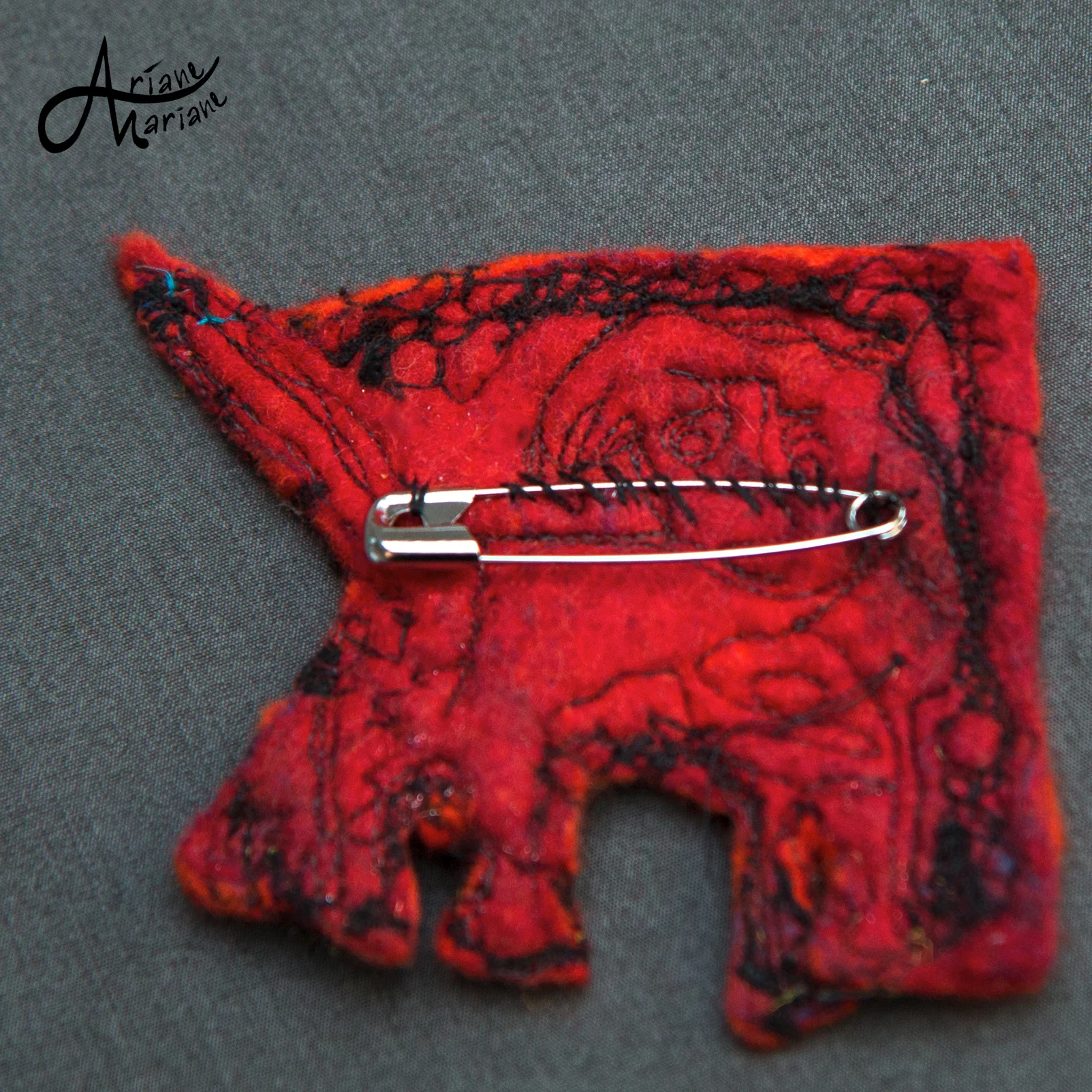 clever-closing-system-art-pin