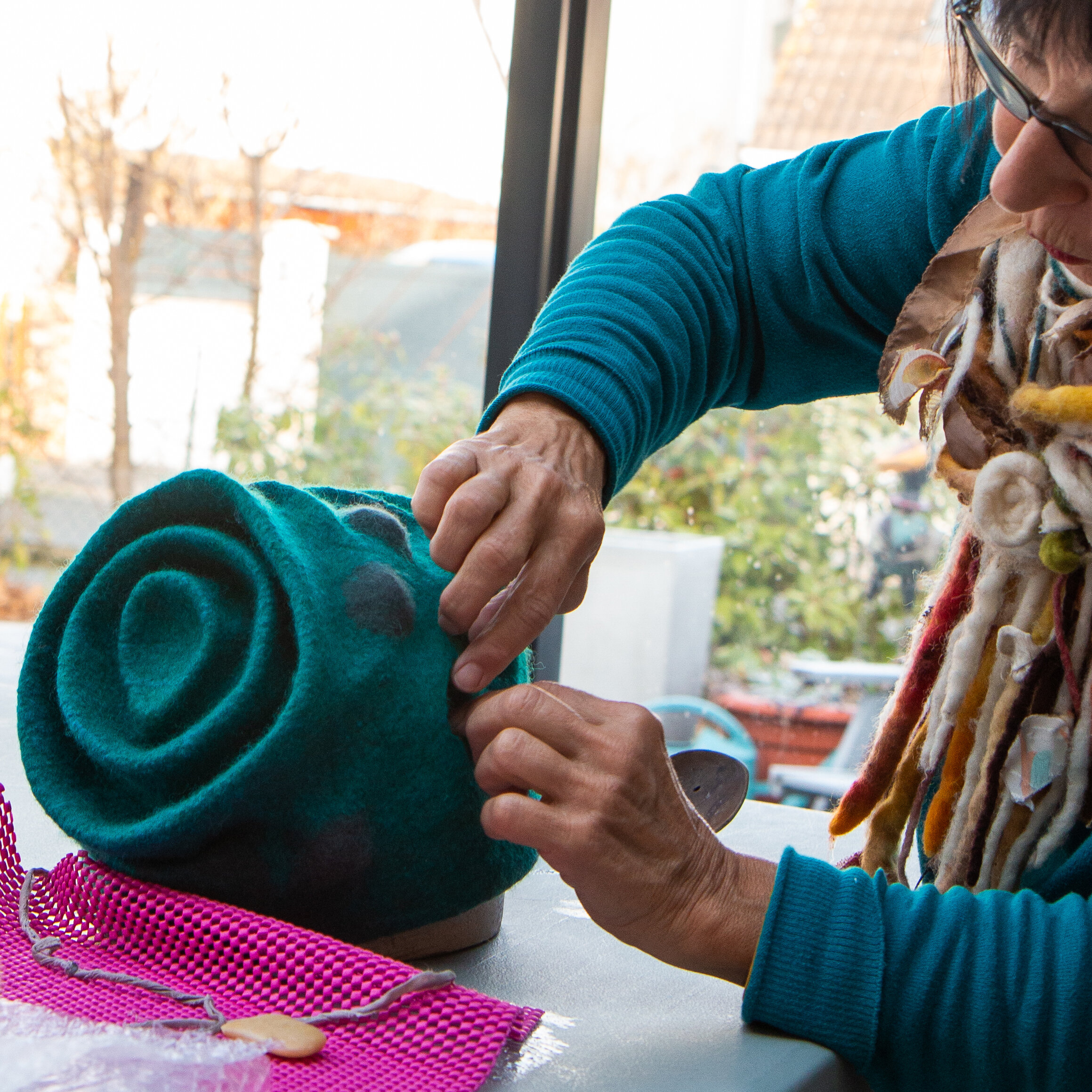 sculpting-a-felted-hat-ariane-mariane-workshop-3D.jpg