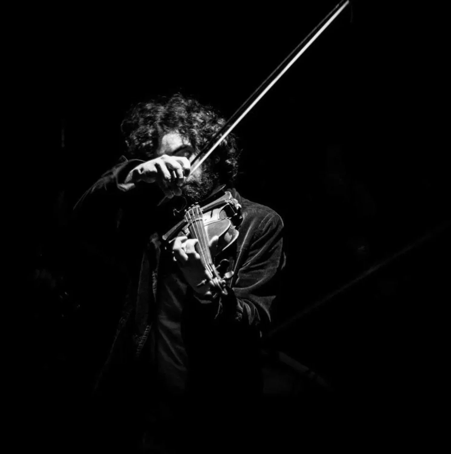 Jacques Mindreau playing violin with a black background