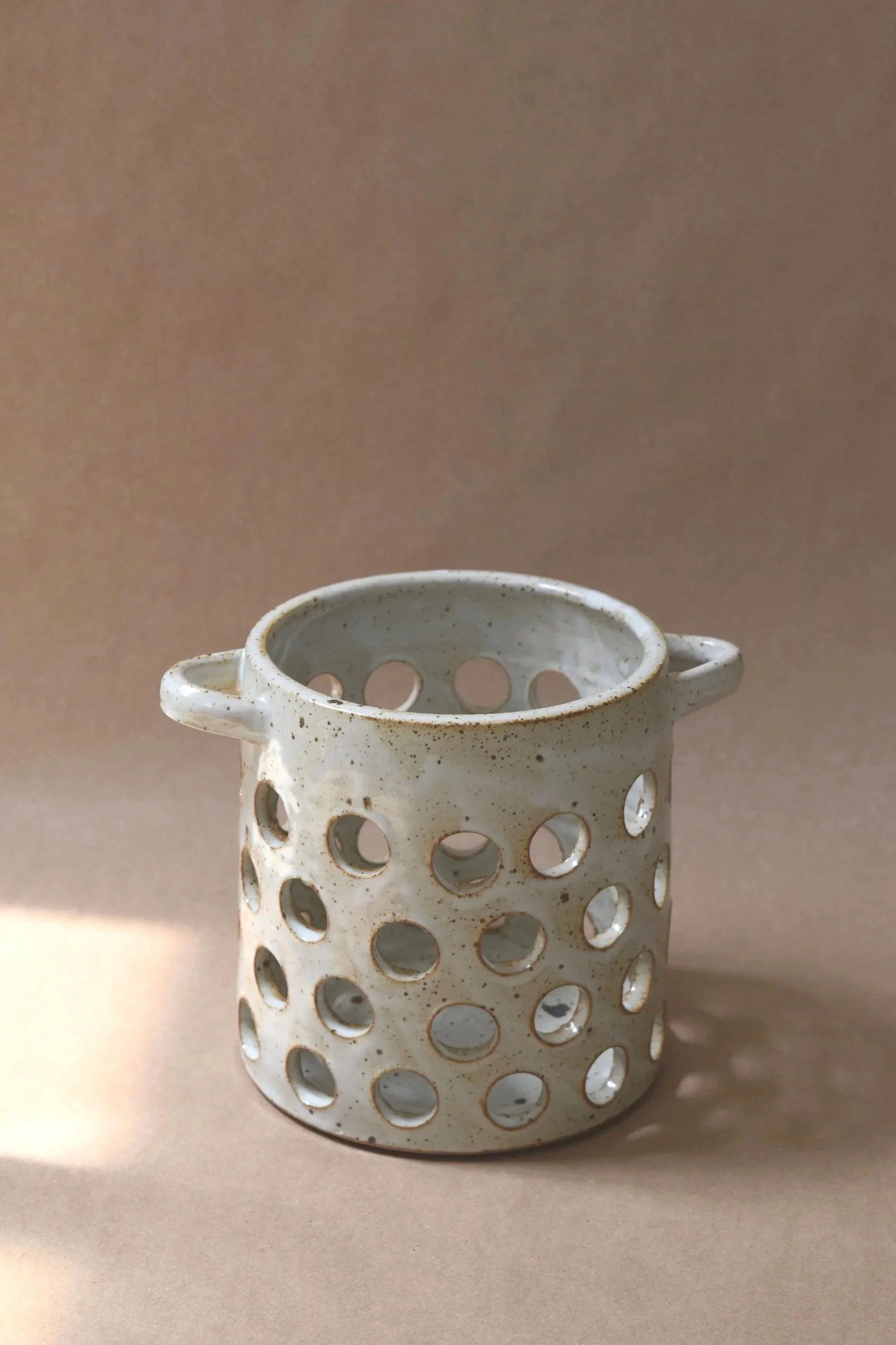 Round-Basket-with-Handles-White-Kid-Gloves-Clay