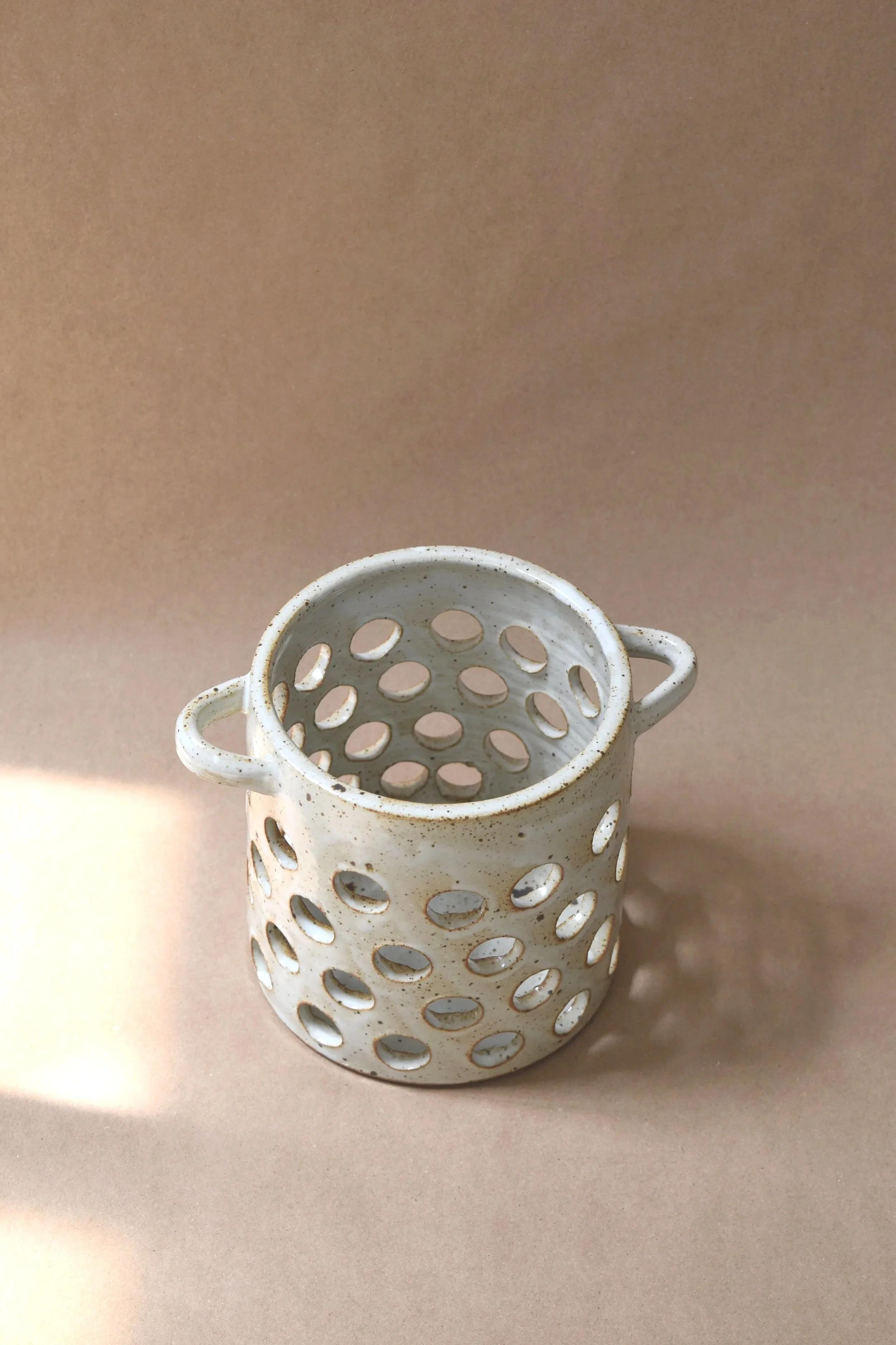 Round-Basket-with-Handles-White-Kid-Gloves-Clay-1