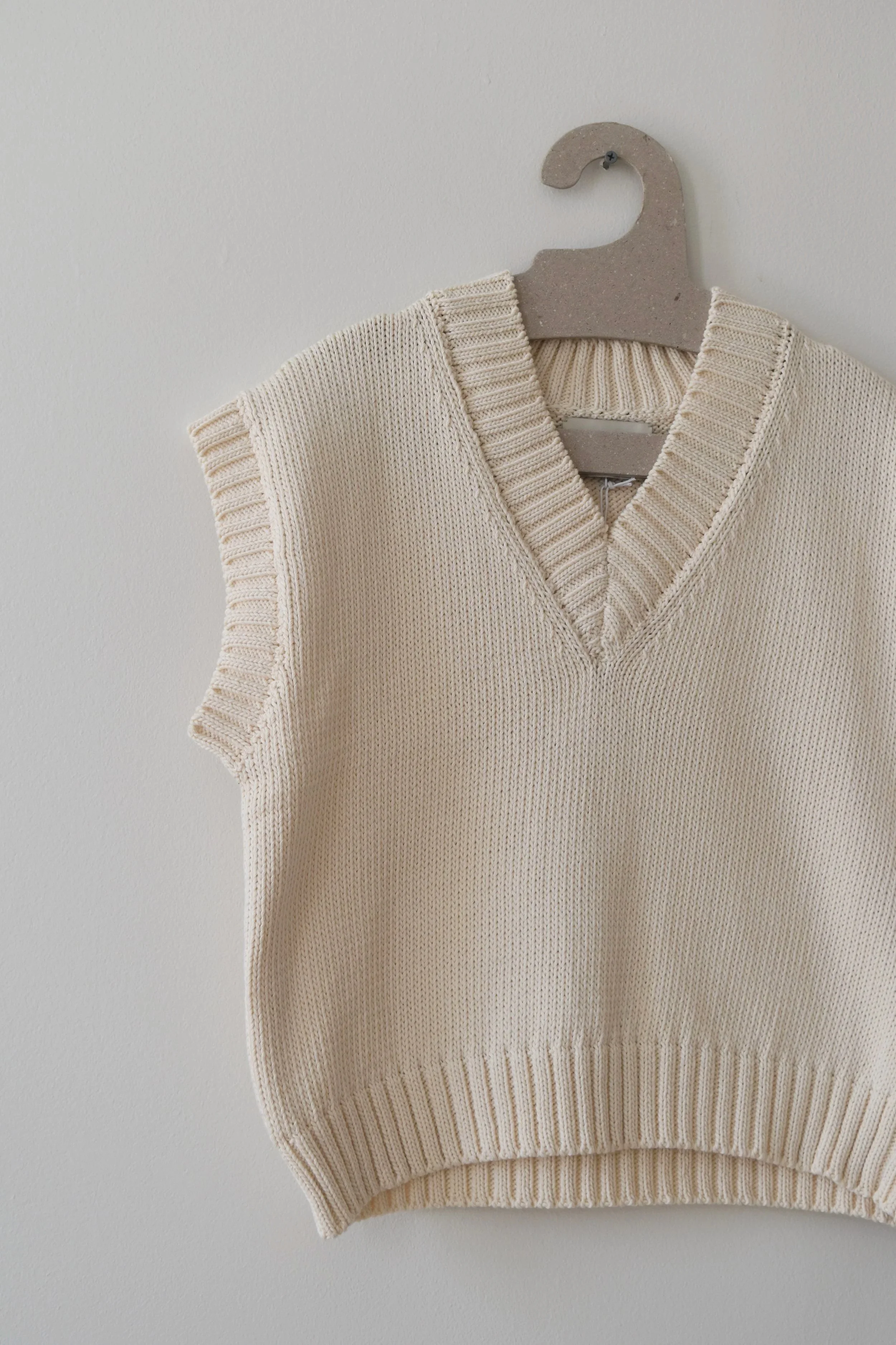 Lalo-Vest-Natural-Shaina-Mote-1