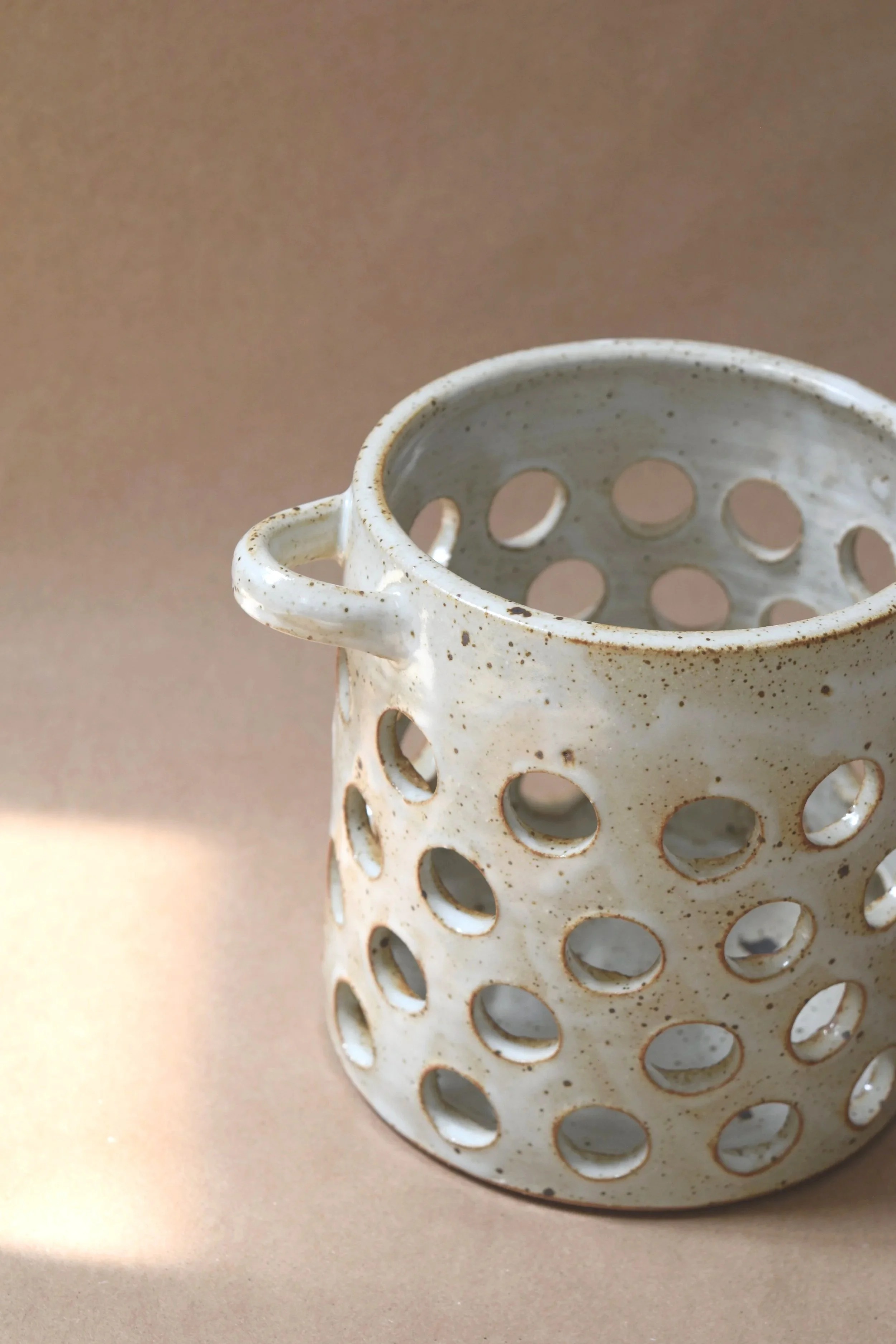 Round-Basket-with-Handles-White-Kid-Gloves-Clay-2