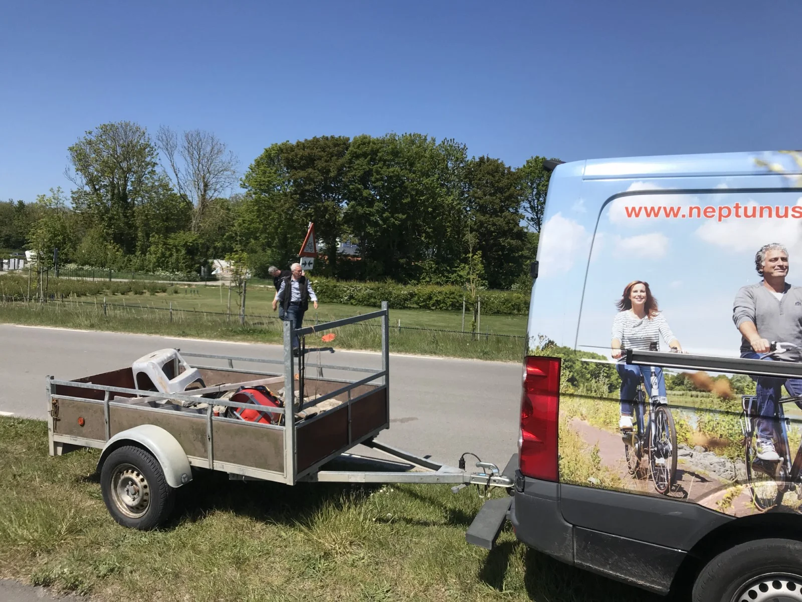 Met timmermansoog verkeersborden rechtzetten