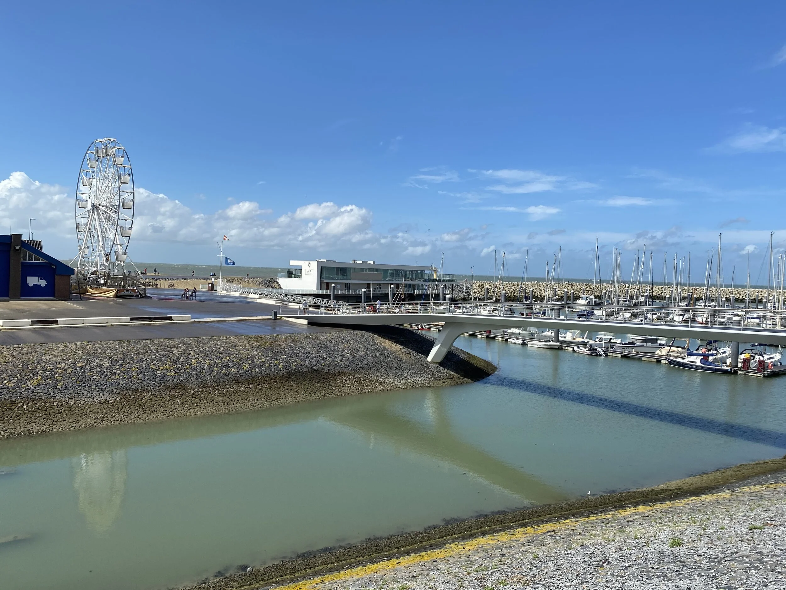 Het 25 meter hoge reuzenrad in de jachthaven van Cadzand-bad