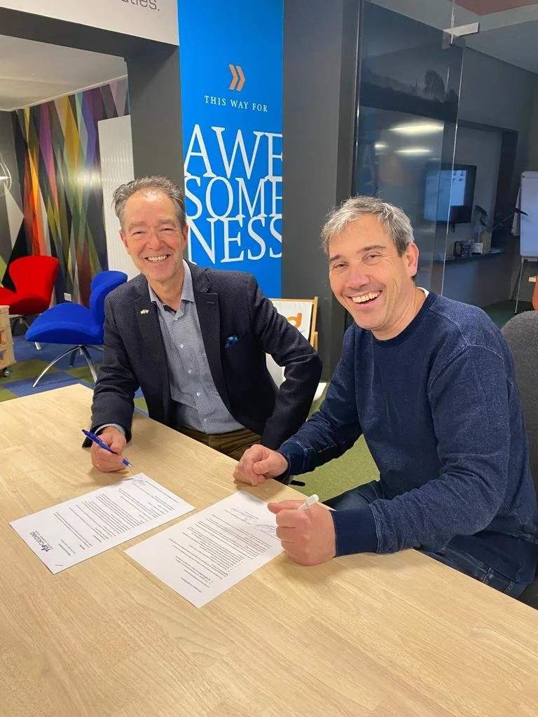 Floor Pieters (Ideeënfabriek) en Martijn Anderson (TOP Cadzand) bij de ondertekening van de overeenkomst