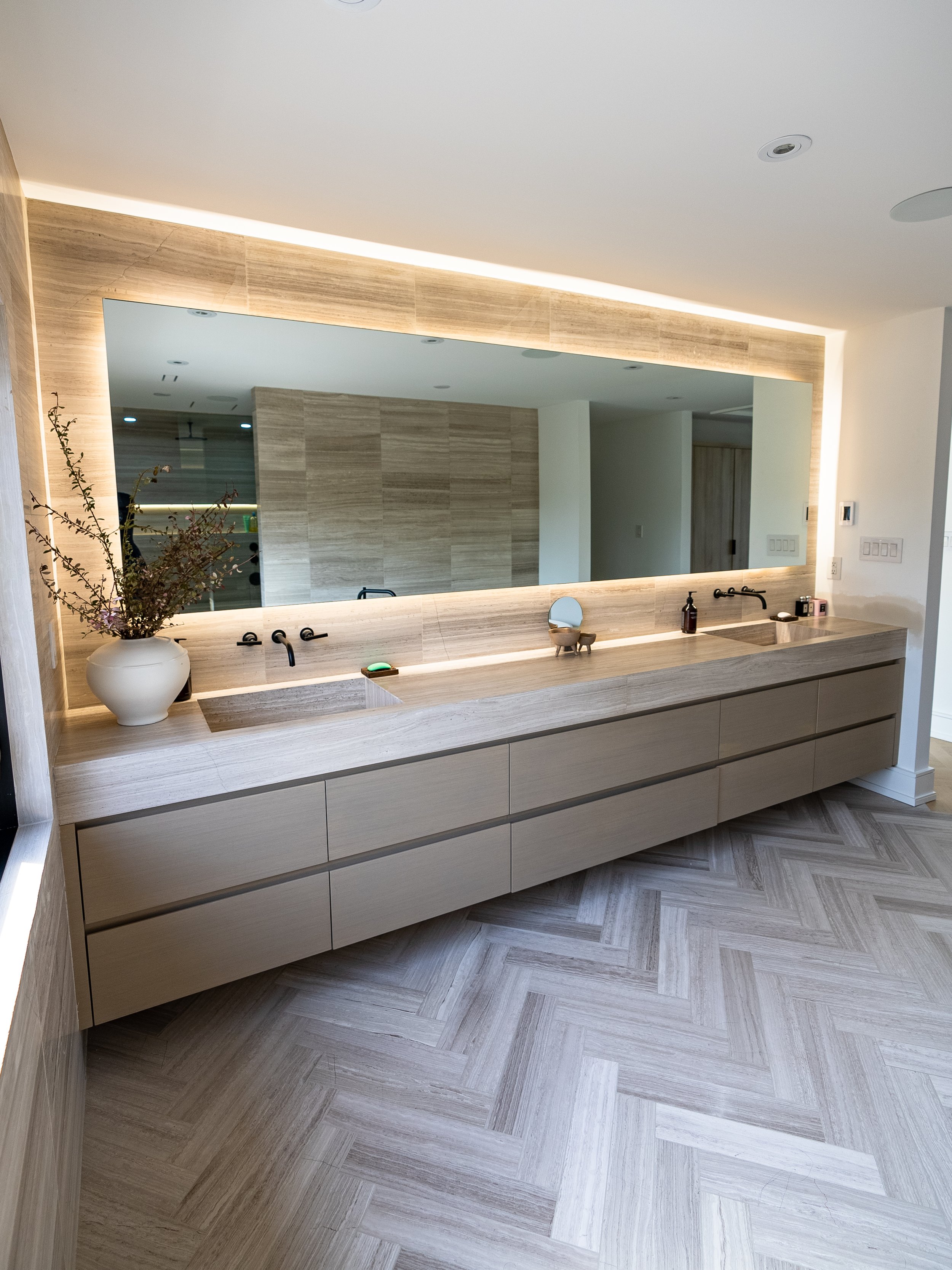  Stunning travertine master en-suite fully protected in honed PROSHIELD. Vanity, shower bench &amp; niche. 