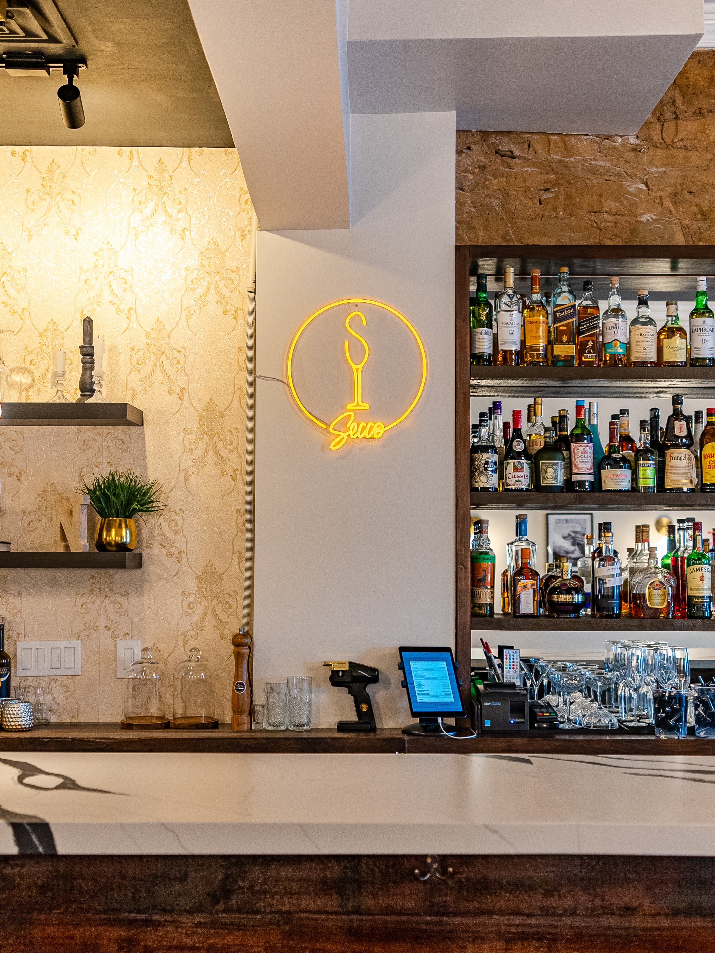  Secco, Hamilton’s First Prosecco Bar, now has its Calacatta Quartz bar and all tables fully preserved with polished PROSHIELD. 
