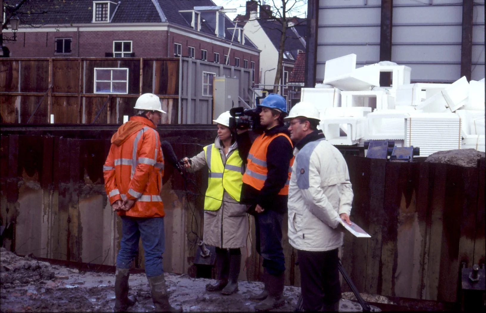 Tom Hazenberg geeft met wethouder Groenewegen een interview over het demonteren van het vrachtschip Woerden 7, foto Mart Scheer