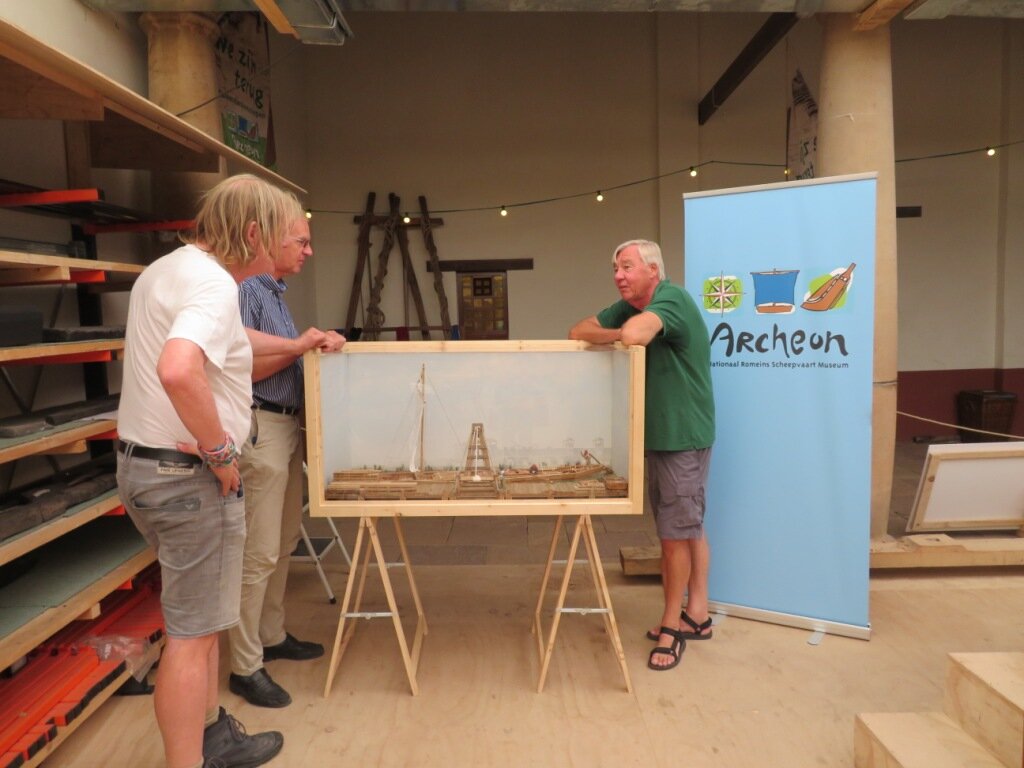 Tom Hazenberg en directeur Jack Veldman bij het schaalmodel van de Zwammerdam 2 gemaakt door Pieter van Dijkum