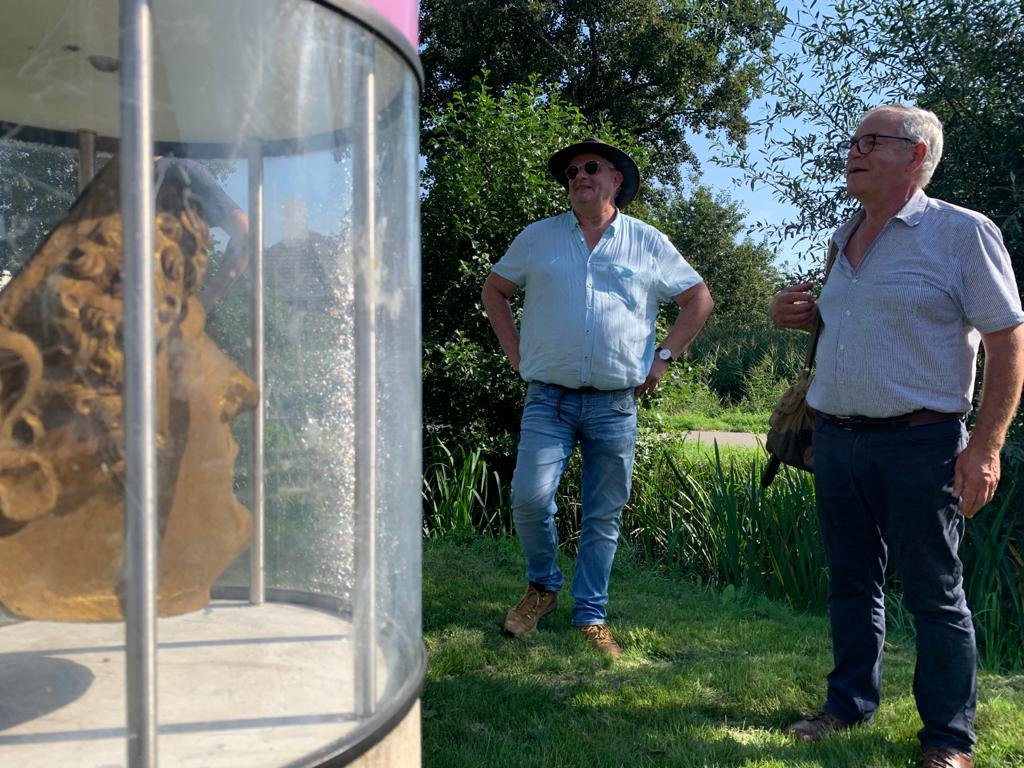 Links Wilfried Hessing tijdens bezoek ICOMOS aan kanaal (foto NLS)