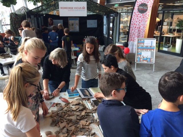 Schoolklas in gemeentehuis Alphen ad Rijn