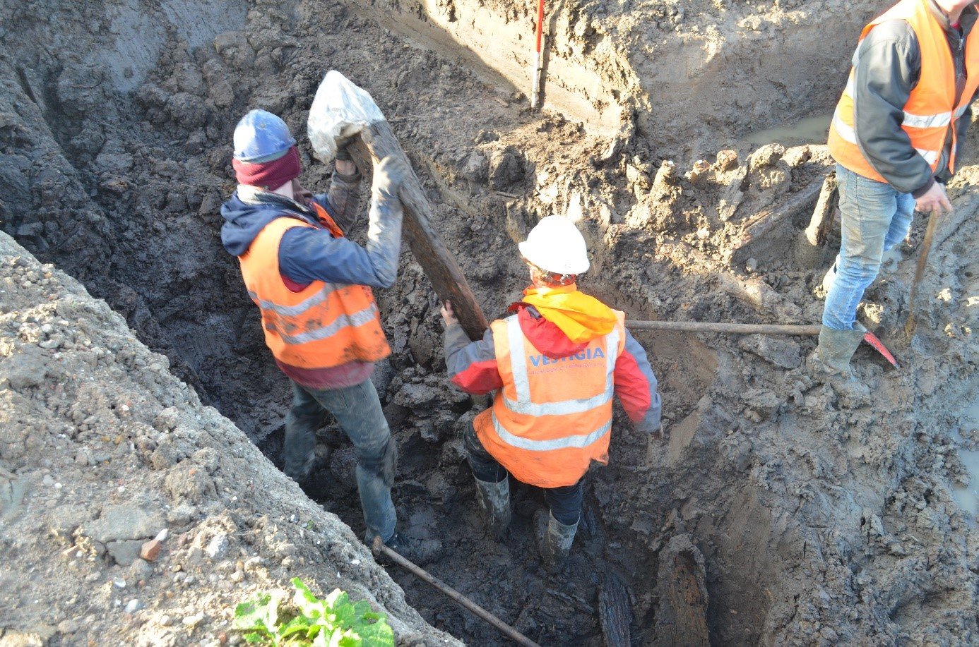 Fragment boomstamkano of trog verwerkt in een houten dam (foto: Vestigia)