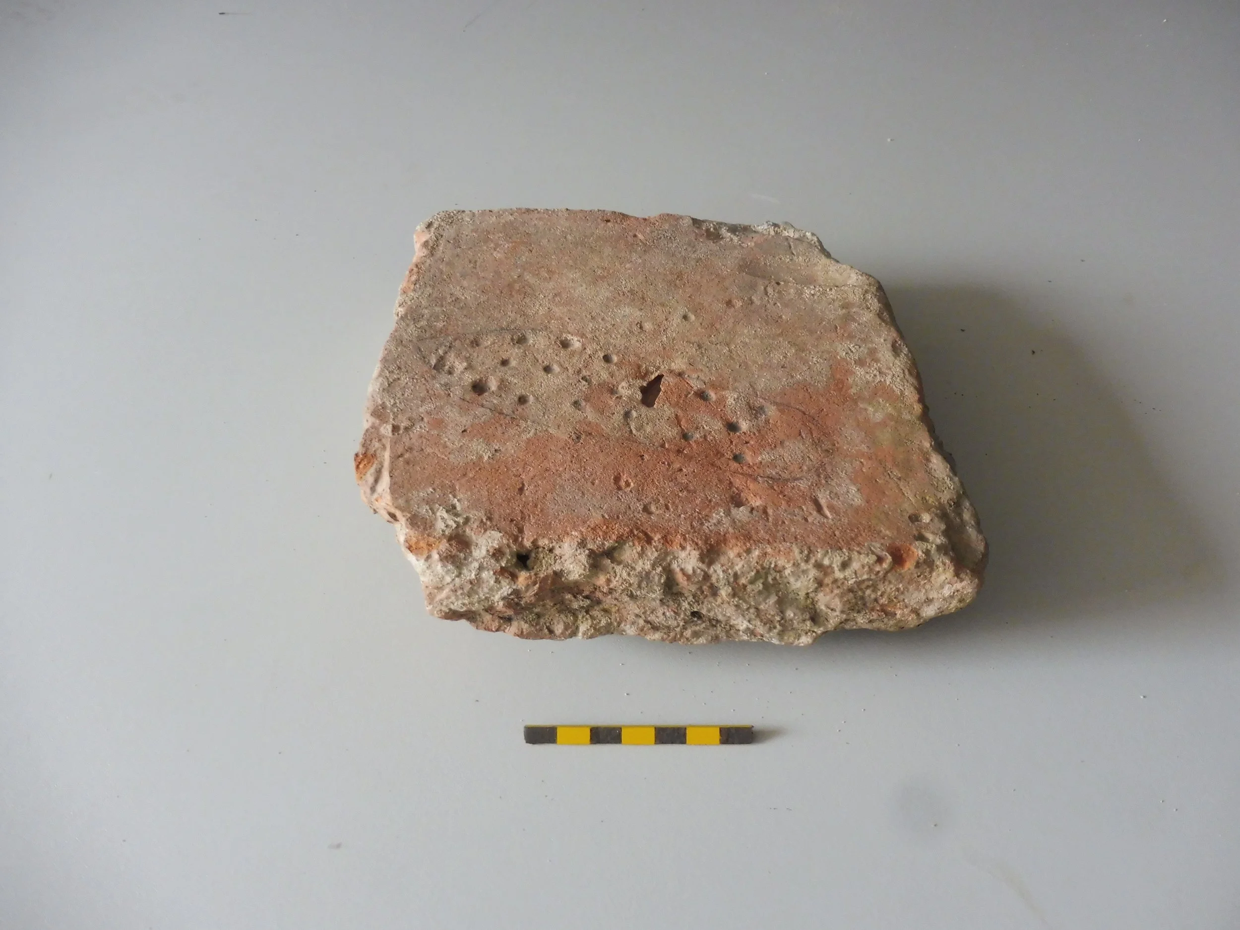 Voetadruk kind hypocausttegel limestracé