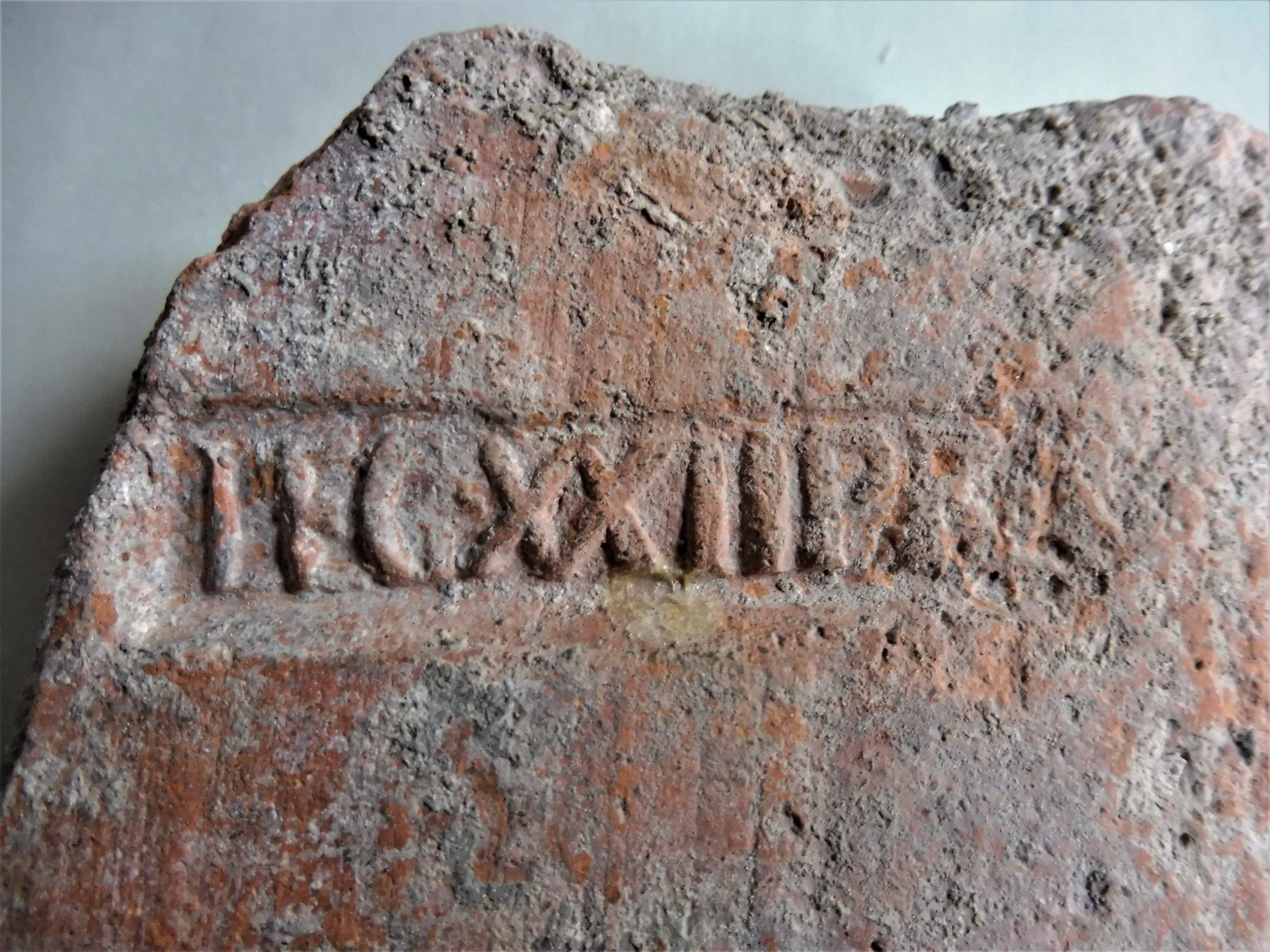 Dakpanfragment 22e legioen limestracé
